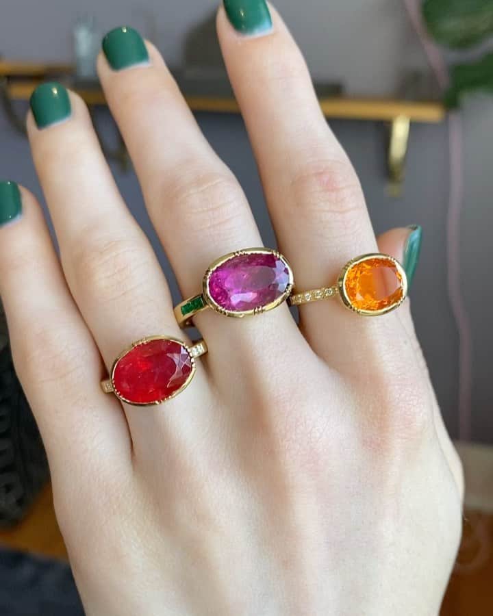 ブルックグレグソンのインスタグラム：「Dreamy candy colored gemstone rings just in! #rhodonite #rubellite #mexicanfireopal #emerald 💎🍭💕✨」