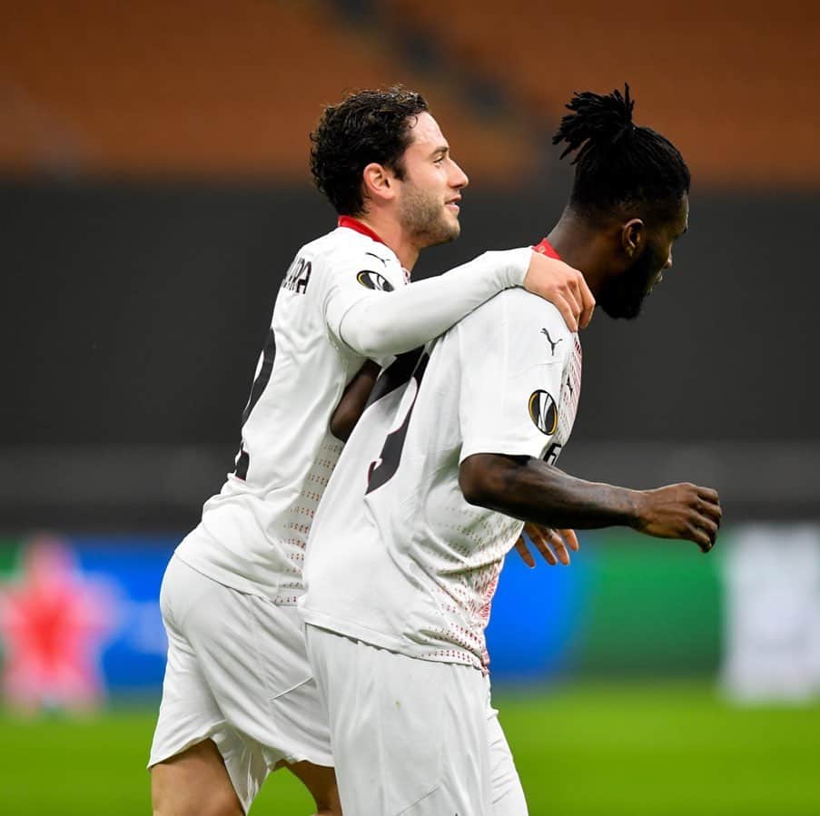 のインスタグラム：「Uniti anche nelle difficoltà, avanti @acmilan 🔴⚫️ #ACMFKCZ  🔜 ottavi #UEL ✅ #SempreMilan」