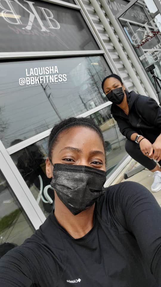 テヨナ・パリスのインスタグラム：「Throwback to a Leg Day Burn Out w/ Laquisha @bbkfitness!! I couldn't walk for 2 days!! 😩」