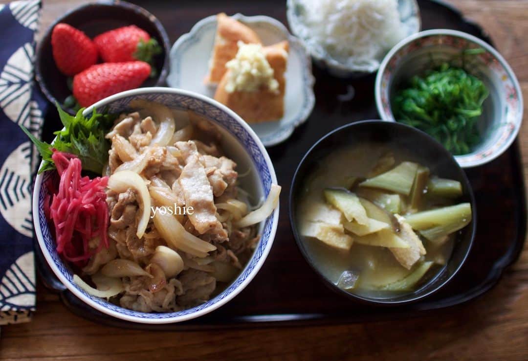 草間淑江さんのインスタグラム写真 - (草間淑江Instagram)「みなさまおはようございます。  ２月２６日の朝は、豚丼、おかひじき、しらすおろし、玉ねぎがんも焼き、茄子とお揚げのお味噌汁、いちご。  今日はスタミナつけるため生姜焼き。  豚コマで作りましたよ。  私普段から豚コマで作る生姜焼きの方が好きですね。  玉ねぎの甘さが豚の脂とよく合います！  そして、これまたさむーい朝にお味噌汁が心も体も温まります。  今朝も感謝して。  ご馳走様でした。  さて、雲多く寒い１日になりそうな東京。  引き続き暖かくしてお過ごしください。  みなさまが素敵な１日になりますように♡       #朝食#朝ごはん#豚こまで生姜焼き #豚丼#丼もの#茄子とお揚げのお味噌汁#しらすおろし#玉ねぎ天#おかひじき#いちご#今朝も感謝して#ご馳走様でした🙏」2月26日 8時20分 - yoshie_kusama