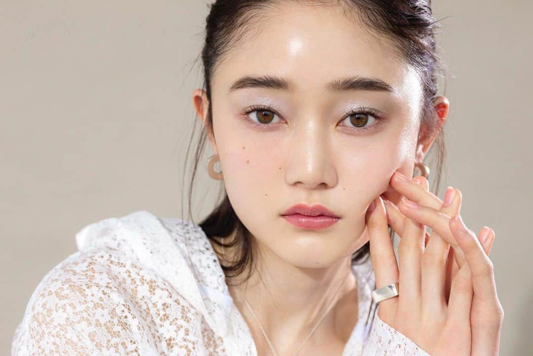 寺田茉布のインスタグラム：「VOCE4月号 @vocemagazine @elegance_cosmetics @mitsuki__shiina @sayoko_yoshizaki @satomiurata.stylist」