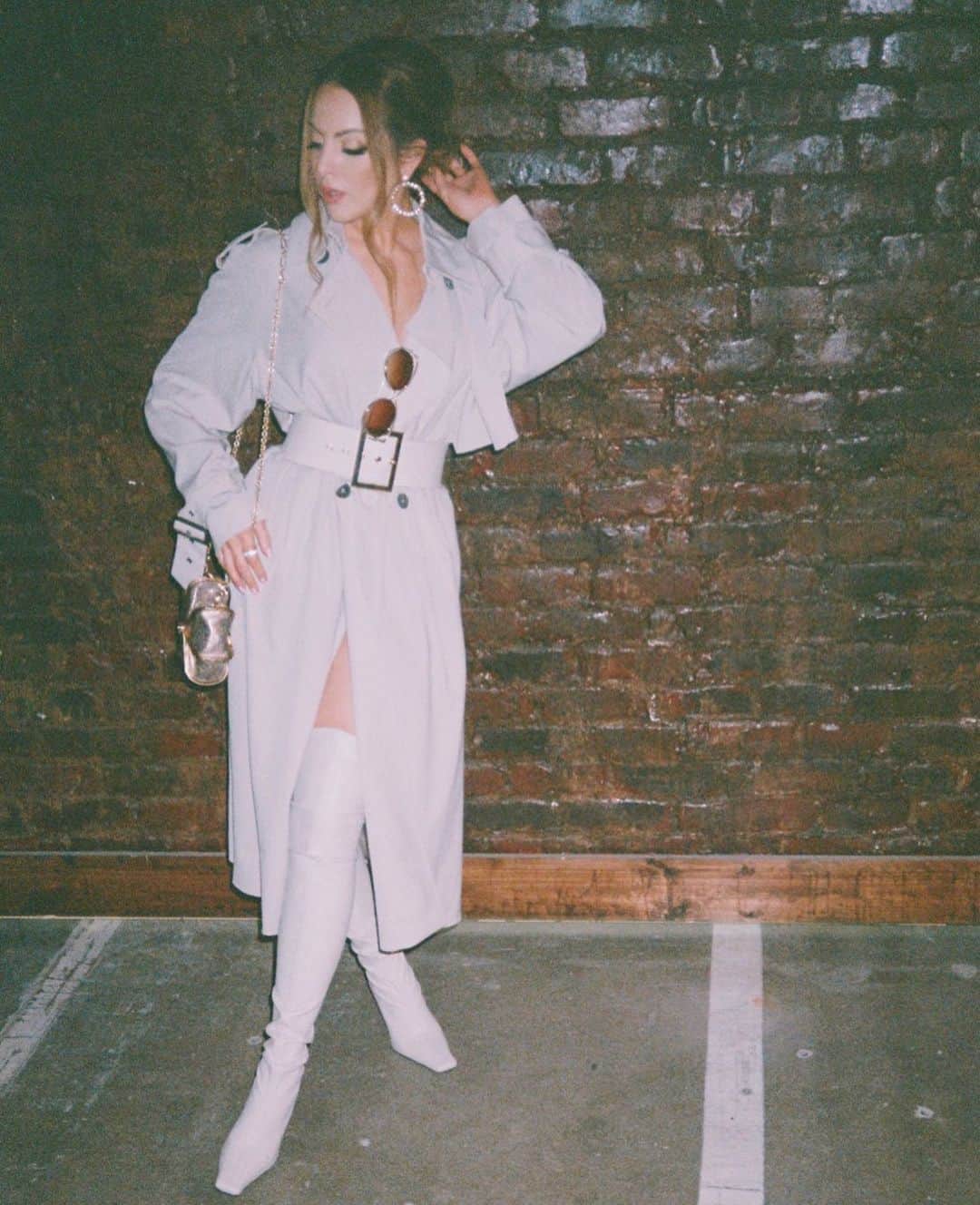 エリザベス・ギリースのインスタグラム：「And now for the full...Fallon living her best Season 4 life. Don’t miss us May 7th 🍸   •thanks for taking my camera and snapping this @nicholasjdale ✨」
