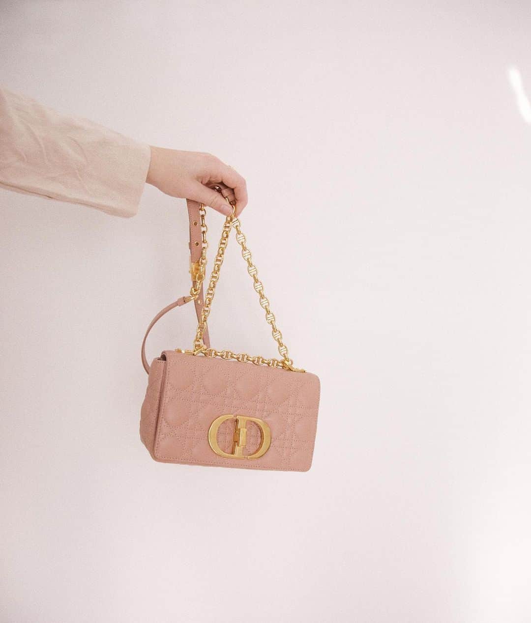 Kelsey Simoneのインスタグラム：「I love my little gift @dior ✨」