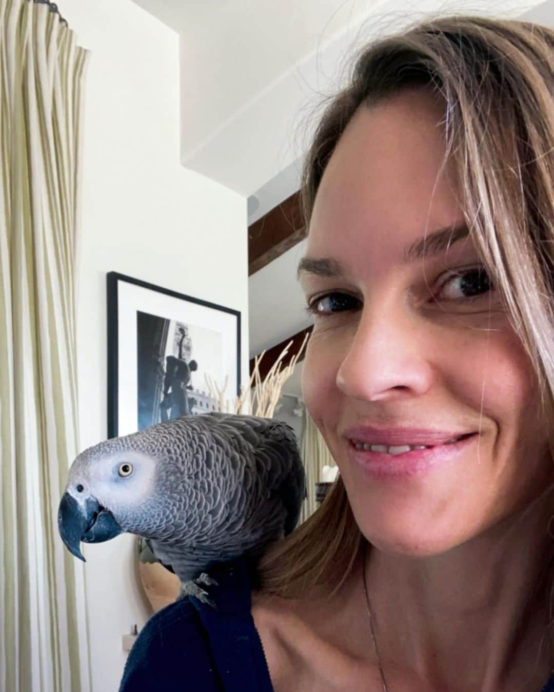 ヒラリー・スワンクさんのインスタグラム写真 - (ヒラリー・スワンクInstagram)「Seuss and I are sending everyone happy Thursday afternoon/evening wishes 👋🏽 😘」2月26日 8時29分 - hilaryswank