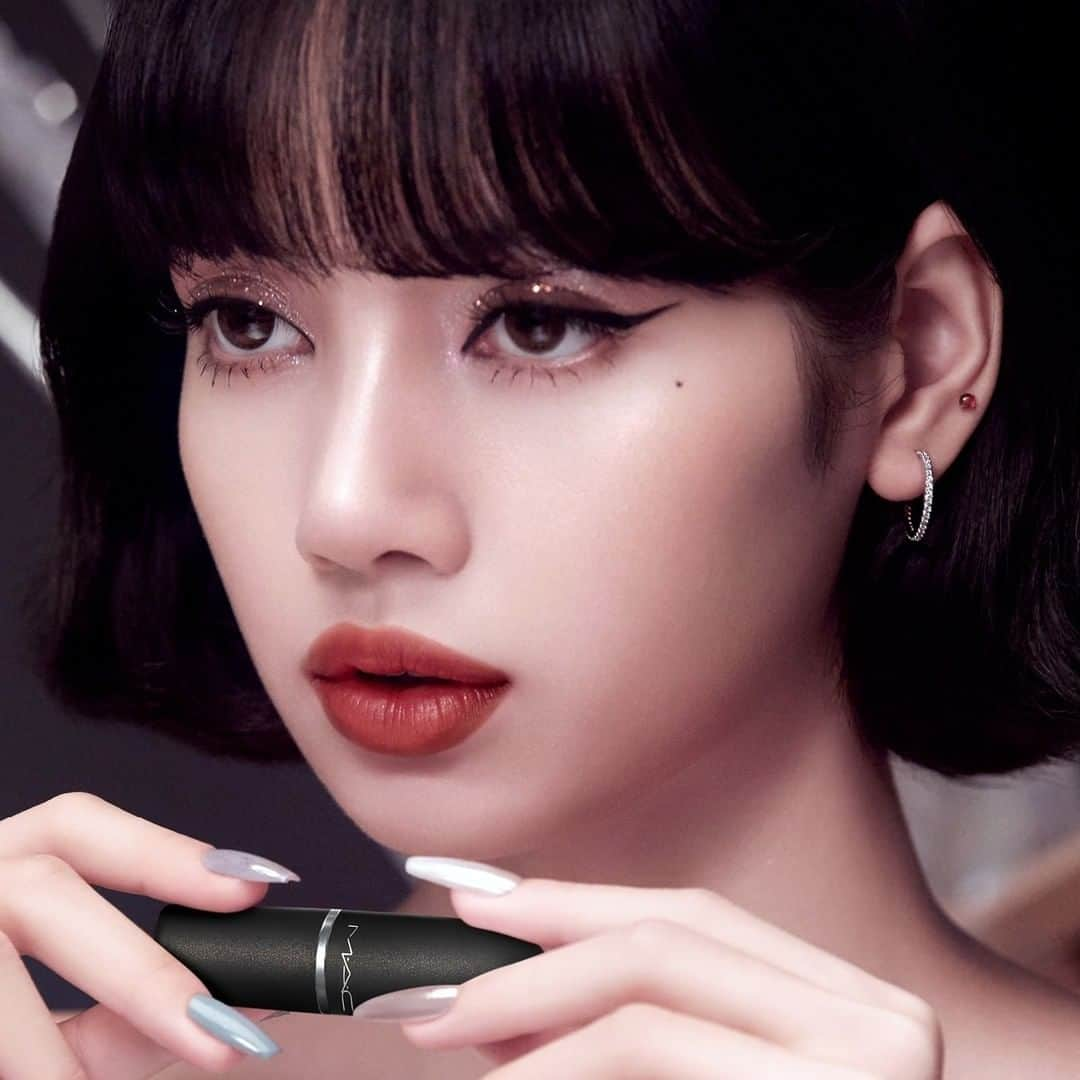 M·A·C Cosmetics BRさんのインスタグラム写真 - (M·A·C Cosmetics BRInstagram)「O batom icônico Powder Kiss Devoted to Chili é um produto essencial no necessáire da @lalalalisa_m ! Veja abaixo os tons que você precisa para recriar esse look incrível. “Eu gosto de criar um efeito ombré nos lábios com o Powder Kiss aplicando no centro dos meus lábios e usando os meus dedos para esfumar as bordas, criando um look suave! #MACLovesLisa #MACPowderKiss #OMatteQueHidrata  ✨Batom Powder Kiss Devoted To Chili ✨Delineador Brushstroke 24-Horas Brushblack ✨Sombras Dazzleshadow líquidas nas cores Panthertized, Diamond Crumbles e Not Afraid To Sparkle ✨Sombra Stars 'N' Rockets」2月26日 8時30分 - maccosmeticsbrasil