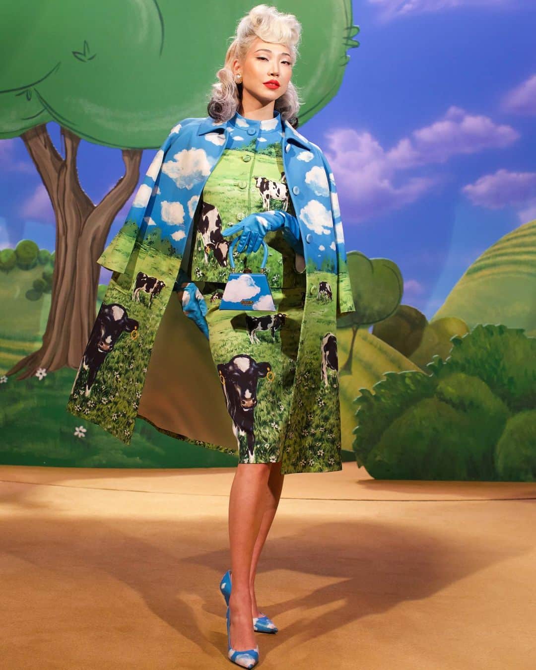パク ・スジュのインスタグラム：「MOOOOOOOj🐄🌳 in “Jungle Red”: @moschino FW21 collection film directed by @itsjeremyscott 🤍🖤🤍🖤🤍  📸: @marco_ovando   @carlynecerfdedudzeele @jimmypaulhair @kabukinyc  @pabloolea @brookelpace @julieshyu @vittoriopugliano @michelgaubert @theeryanaguilar @pg_dmcasting @samuel_ellis   Thank you for having me I love and adore you forever!!!」
