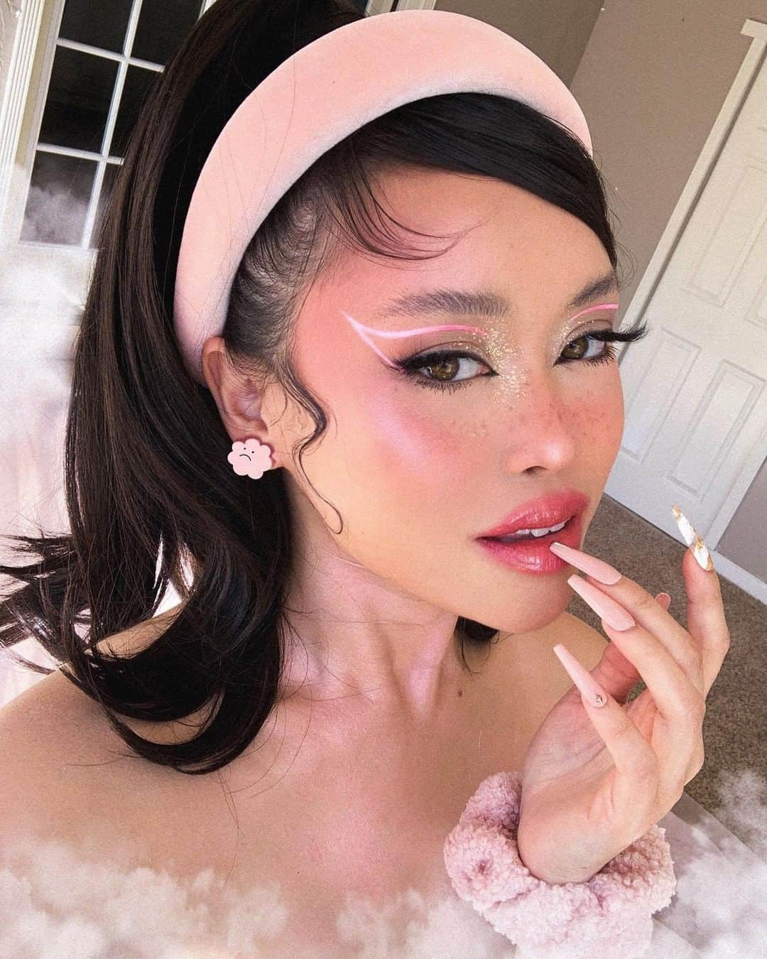 Anastasia Beverly Hillsさんのインスタグラム写真 - (Anastasia Beverly HillsInstagram)「Pastel pink dream ☁️💖💖💖☁️ @fryncesca looks pretty in pink with @norvinacosmetics Electric Cake Liner in "Electric Pink", Neon Cake Liner in "Opaque White", and Brow Definer in "Ebony" 💖  #anastasiabeverlyhills #anastasiabrows #norvina #norvinacosmetics」2月26日 8時33分 - anastasiabeverlyhills