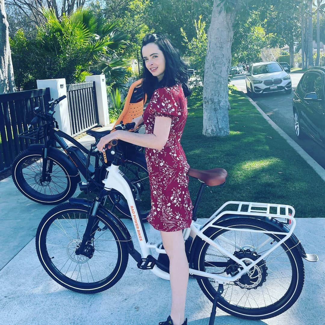 クリステン・リッターさんのインスタグラム写真 - (クリステン・リッターInstagram)「Little summer vibe sunshine bike ride in feb (where were e-bikes when I was a kid - SO FUNNNN) @radpowerbikes radpowerbikes #riderad」2月26日 8時33分 - therealkrystenritter