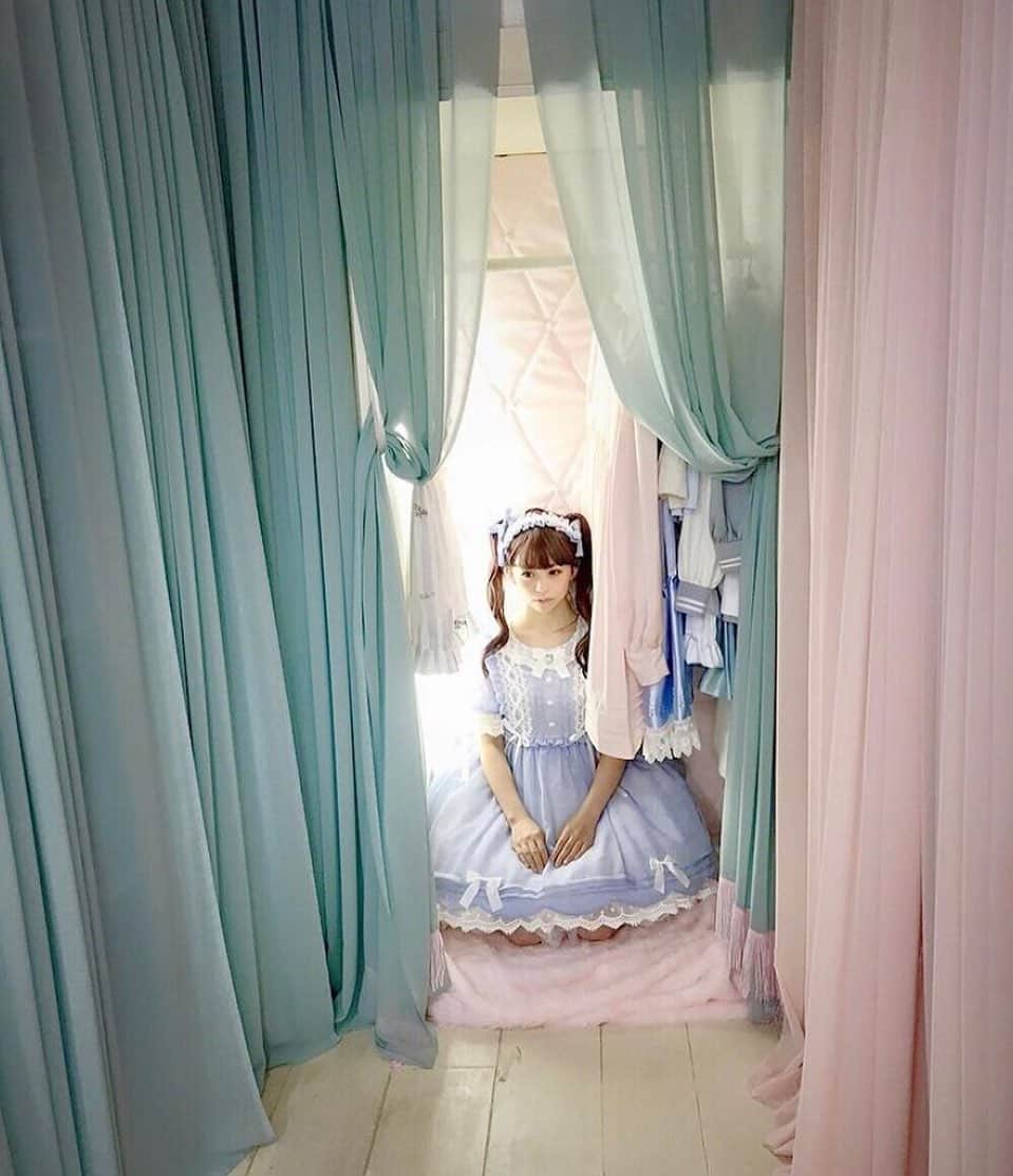 双木昭夫のインスタグラム：「「なまいきリボンスタジオ1」のクローゼット、ちょこんとしてるのは深澤翠ちゃん」