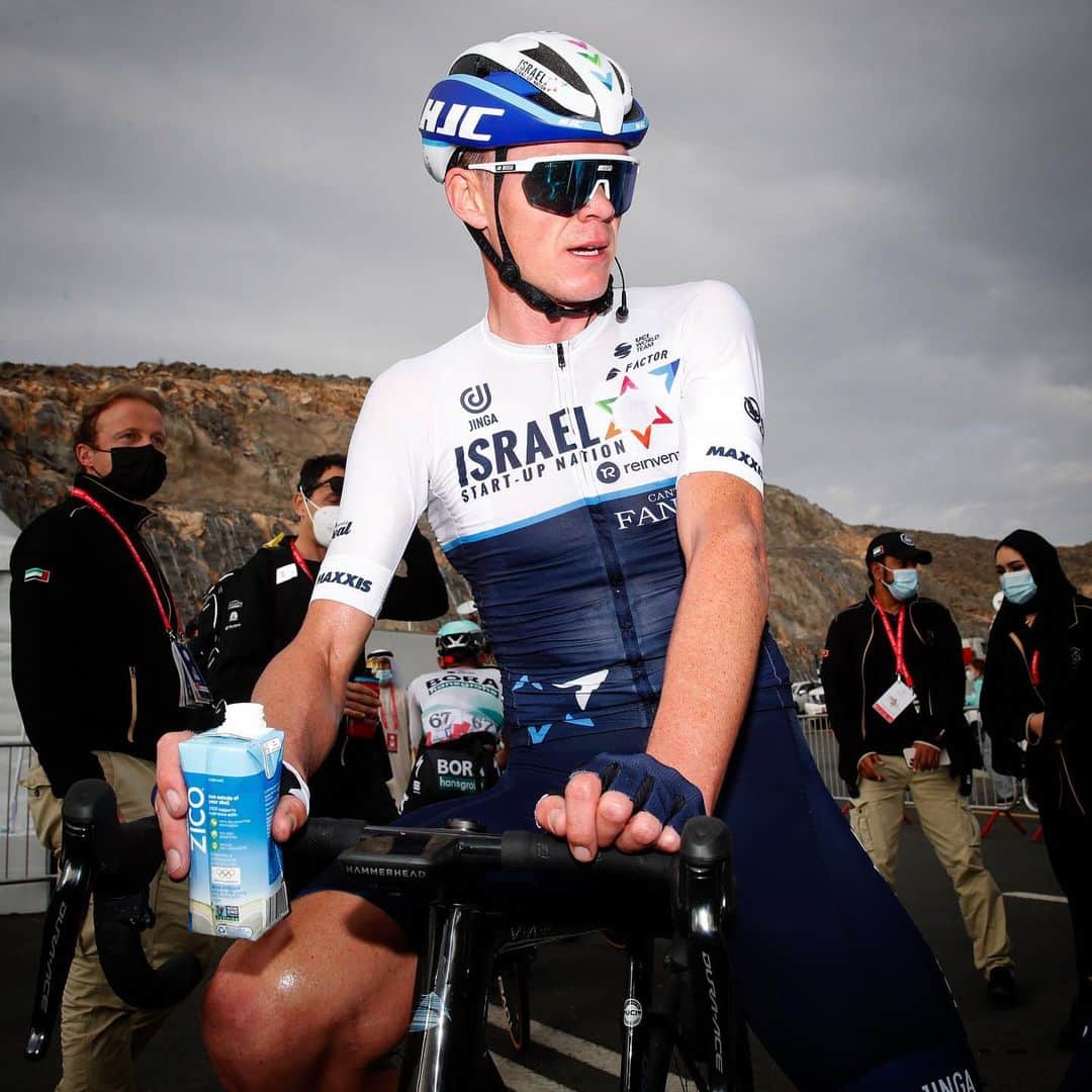 クリス・フルームのインスタグラム：「Job done for the day 😅 Time to hydrate 🥥💦 #uaetour @theuaetourofficial  📸 @bettiniphoto」