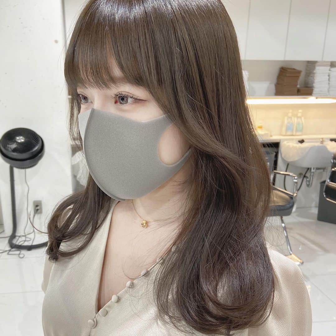 佃加菜さんのインスタグラム写真 - (佃加菜Instagram)「透明感olive beige🤍 柔らかい自分で再現しやすいくびれヘア🤍 . 可愛い、、🥺 #SHIMA #代官山 #美容室 #ミディアムヘア #ナチュラル #淡色＃淡色女子 #ベージュ #まろやか #ナチュラルレイヤー #シンプルヘア #ゆるふわ巻き #シングルカラー #モテ髪 #オリーブベージュ #色素薄い系」2月25日 23時53分 - tsukuda_kana