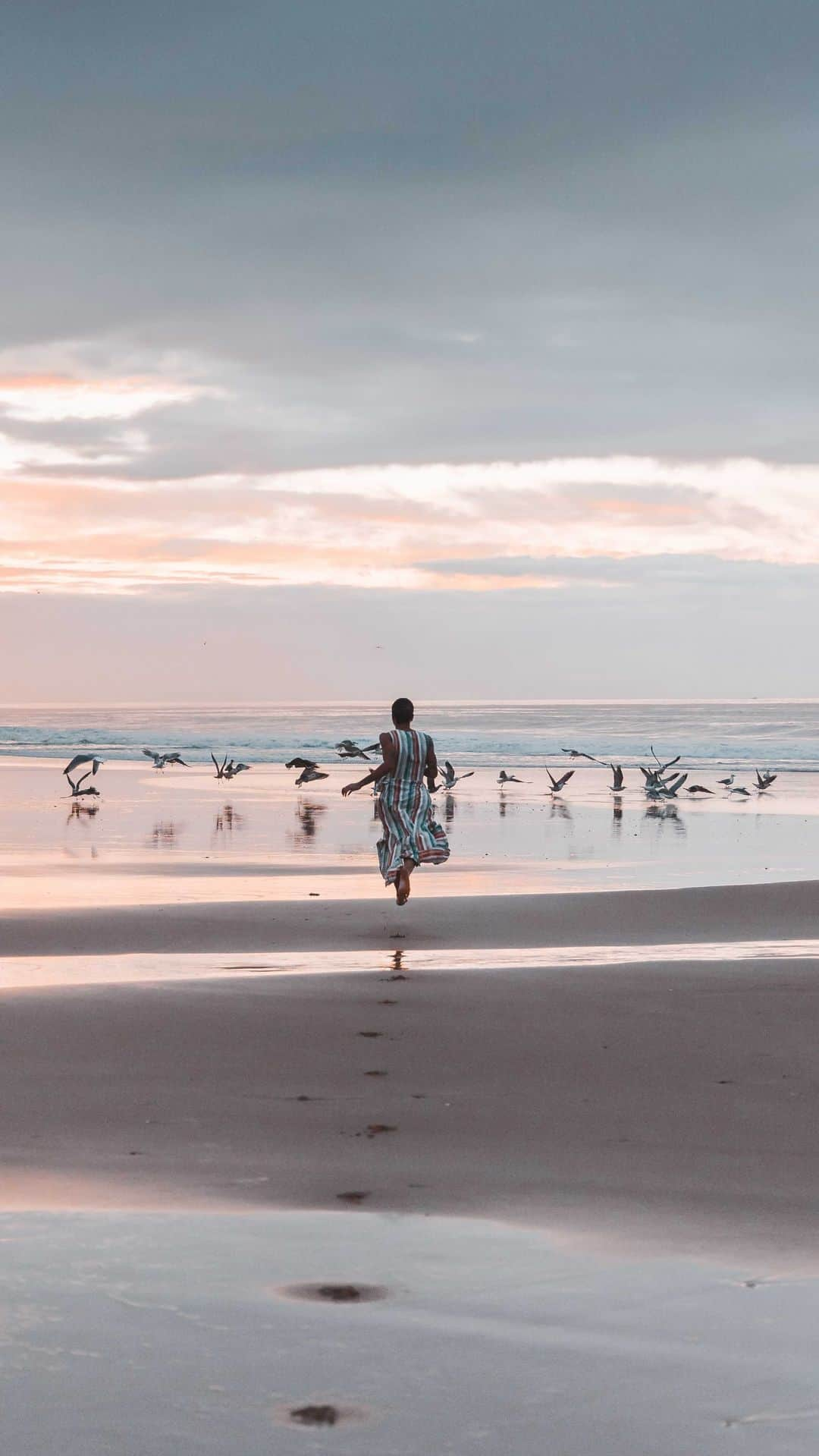 ジョディ・ウィリアムズのインスタグラム：「🦋✨  📽 @mathias.explores  #algarve #exploremore #freedom #sheisnotlost #butterfly #awesomeearth #running #girlswhorun」