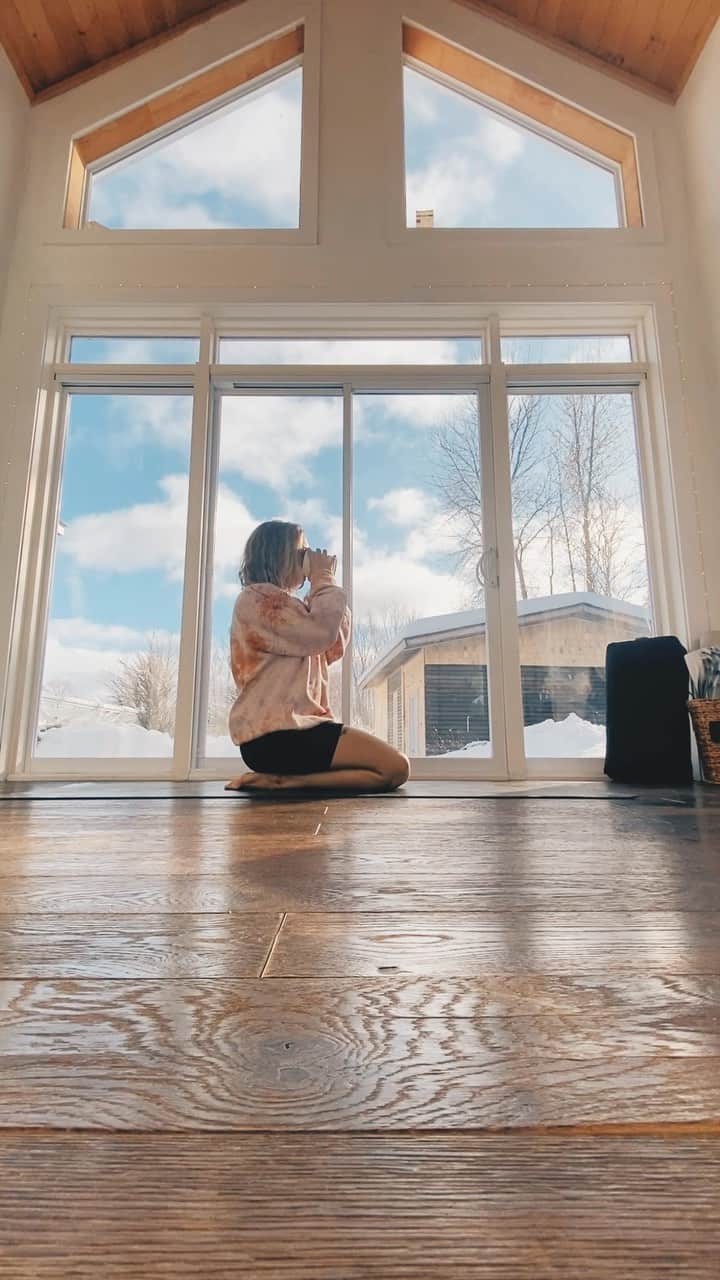 のインスタグラム：「wake up, light some candles, wash your hair, savour a warm coffee, move your body, let your thoughts float away with the clouds, appreciate a friendly visit from the sun, take some deep breaths, remember how infinitely, yet subtly powerful you are, and then face whatever the day brings you ✨  song: wild by @chymesmusic   p.s. don’t forget to blow out the candles (and make a wish if you’re superstitious like that)」