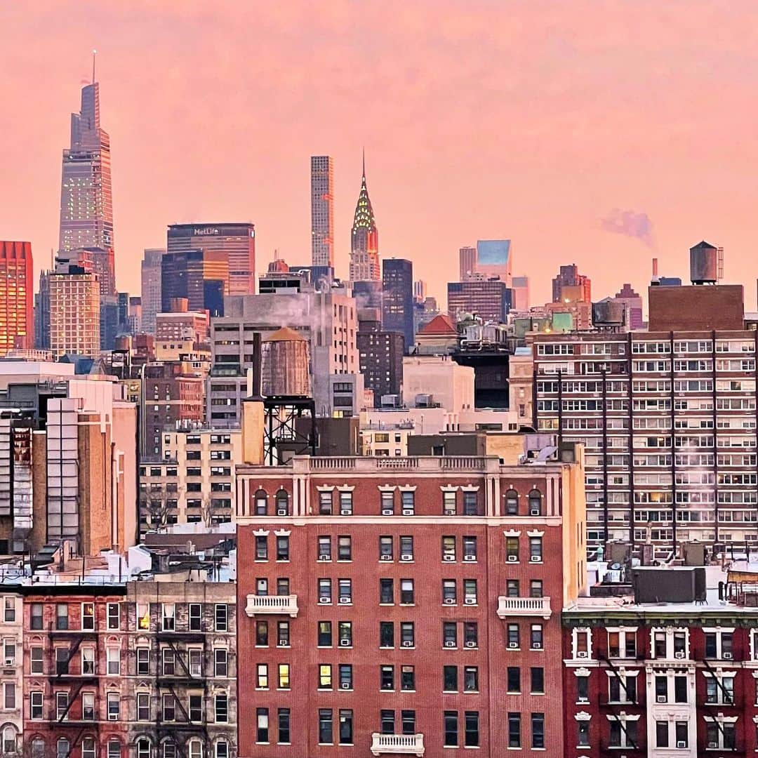 Ilana Wilesさんのインスタグラム写真 - (Ilana WilesInstagram)「I show my view so much on my stories, I thought I’d share more about it. Particularly since I’ve read a few articles recently about how much New Yorkers hate 432 Park Avenue. See the tall skinny building next to the Chrysler? That’s it. We call it the Cigarette building. I’ve also heard it called the Middle Finger. That’s because it’s the tallest residential tower in the Western Hemisphere, with no public viewing space. Just a bunch of billionaires perched above the rest of us plebeians. One apartment was sold for $88 million dollars. I’ve hated that building ever since I watched it go up a few years ago. Until then, the Chrysler building stood alone, it’s elegant design jutting out above all the other skyscrapers. See that even taller building on the left? It’s not actually taller but it looks that way from my perspective. That’s One Vanderbilt. It’s new too. The lights on the spire just turned on recently and I like it. It’s a nice addition. But when 432 went up, I got madder and madder the taller it got. When it passed the Chrysler, I thought for sure they were going to build something fancy on top. At least a spire! But nope. They just ended on a square roof and sold each apartment for obscene amounts of money. Like they cared more about the views from inside than what it looked like to New Yorkers from the outside. In the articles about 432, they talk about how unhappy the billionaires are who live there because the ridiculous height makes it prone to leaks, swaying, and elevator breakdowns. They also talk about the wind noisily howling through it. I remember when I first moved into my building. It was new and I was one of the first occupants. It’s only 16 floors, but the wind was unbearably loud. I wasn’t sure I could live like that. But over time, as more people moved in and filled it with furniture, the whole structure settled and the howling stopped. It was like the building became permanent and the wind gave up. I wonder if a building with 85 floors will ever settle. I bet the billionaires who own apartments have permanent residences elsewhere and NYC is not really where they call home. Maybe the wind knows that and won’t ever leave them alone. #nyc」2月26日 0時00分 - mommyshorts