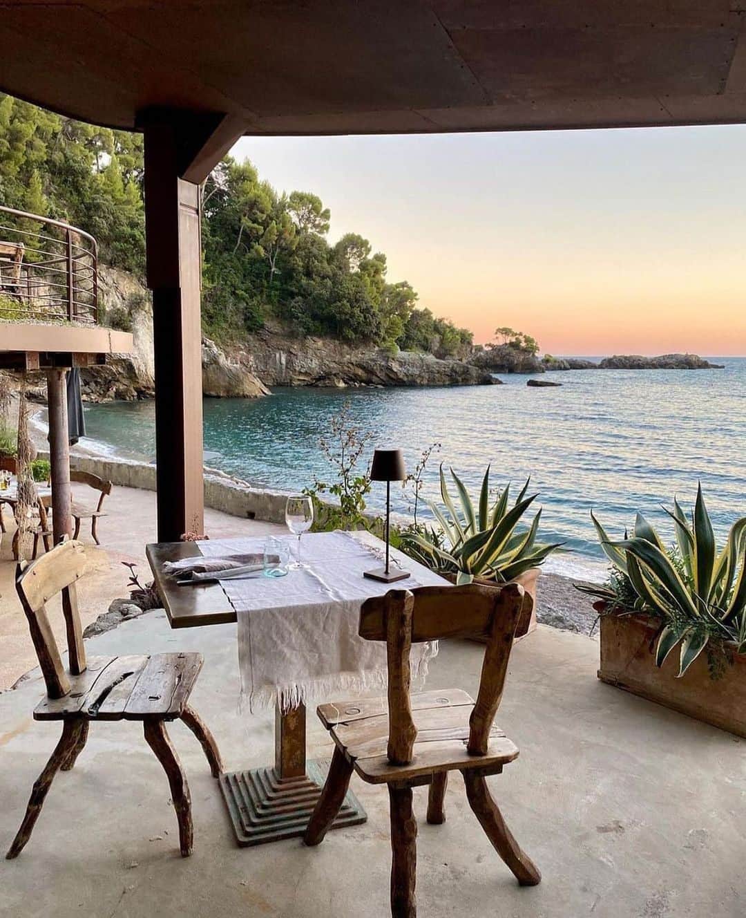 MT DOMAINEのインスタグラム：「Dinner for two, please. 🍷📷: @eratomediterraneo」