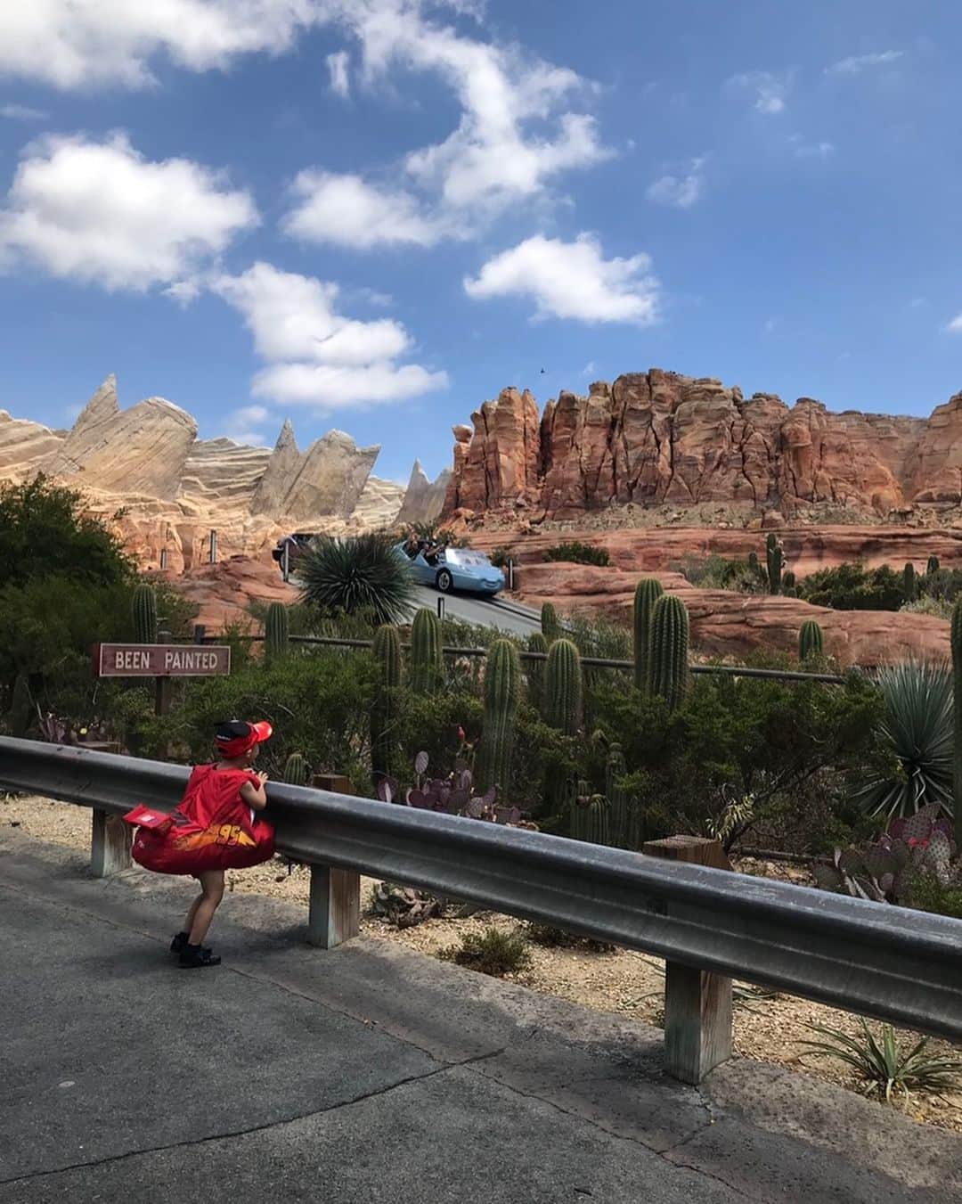 tiahy__さんのインスタグラム写真 - (tiahy__Instagram)「How exciting!!”A touch of Disney“ will be comming to Disney California Adventure Park beginning March 18th! I've also been waiting for this news to come. I hope it makes your day more magical with smile!!. . . . . 撮影📸👨🏻. (レッドがtaiちゃんを見ながら寄り添ってくれている、お気に入りの写真です🚒☺️).  . . . 大好きな大好きな大好きな場所の再開🎡. 8ヶ月間もパークに入ることができず再開を待ち望んでいたアメリカの人々が、魔法にかけられたような素晴らしい一日を笑顔で過ごせますように… .  #disneycaliforniaadventure #mcqueen_taia#mater_taia#disneycaliforniaadventurepark#cars#lightningmcqueen #カーズ #マックィーン」2月25日 23時53分 - tiahy__disney
