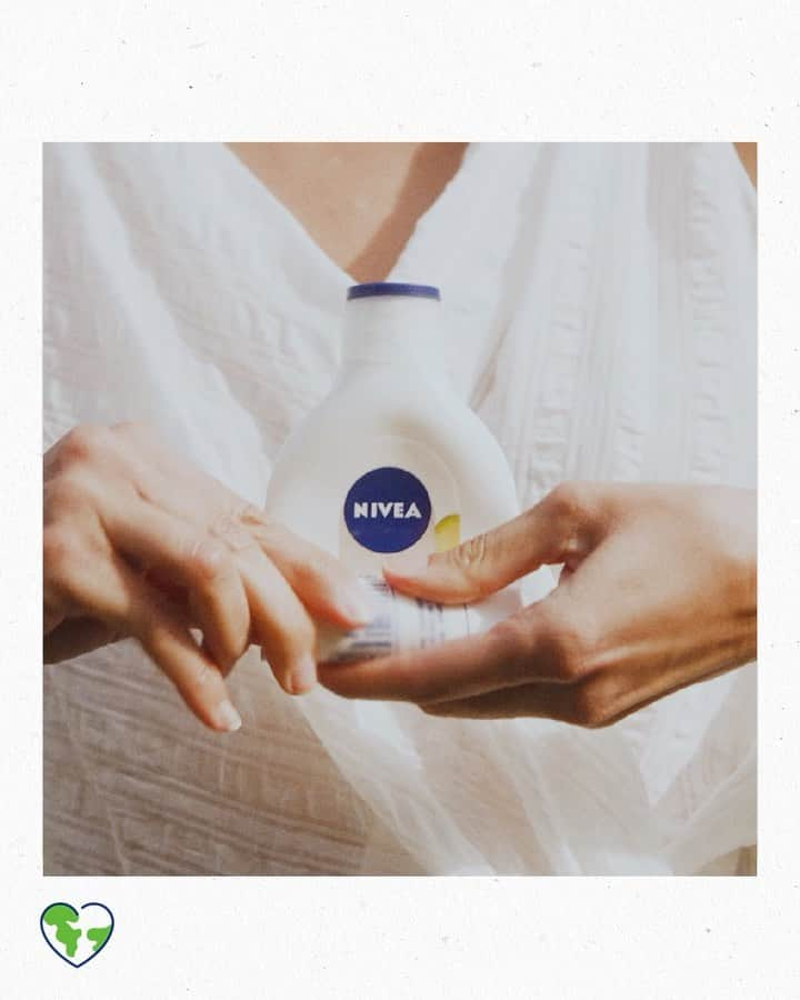 NIVEA Deutschlandのインスタグラム：「Aufrollen, ausdrücken, nachhaltig leben. Mit der Flasche unserer Natural Balance Body Lotion vereinen wir zahlreiche Vorteile für Natur und Mensch:  ✅ 50% weniger Plastik* ✅ zum Ausdrücken & Aufrollen ✅ recyclebares Packaging  Taggt eine Person, die diese Innovation lieben wird in den Kommentaren! #NIVEACares  *Weniger Abfall: 50% weniger Plastik vs. NIVEA Body Milk in gleicher Größe mit Deckel.」