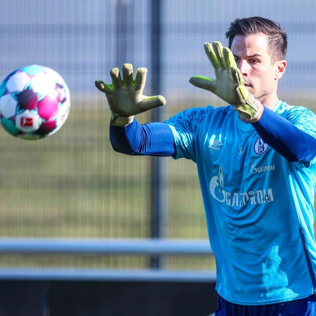 シャルケ04さんのインスタグラム写真 - (シャルケ04Instagram)「Vorbereitung auf das Duell mit seinem Ex-Club: Glück auf, Michi #Langer! 🧤💪🏽 . . Training ahead of #VFBS04: good luck, Michi Langer! 🧤💪🏽 . . #Schalke #S04 #Knappen #Football #Soccer #WirLebenDich #Training #🔵⚪️」2月25日 23時55分 - s04