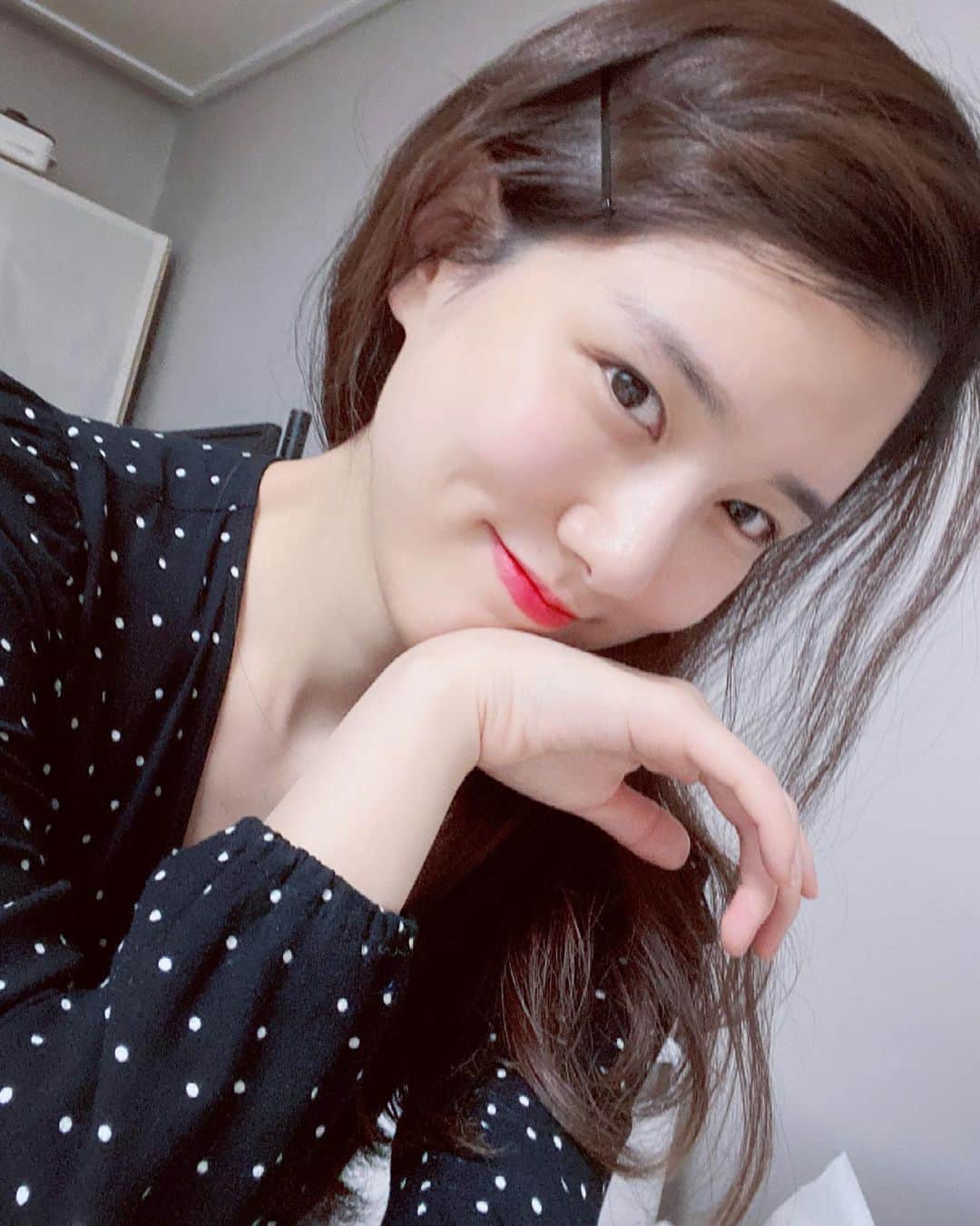 ヤン・ジウォンのインスタグラム：「오랜만  #레드립 #selfie #redlip #가진것중젤섹시한옷」