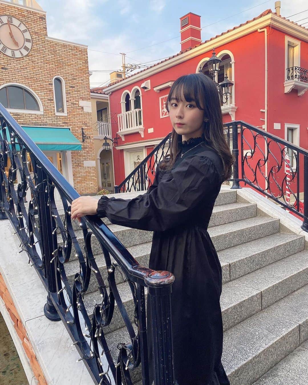高田もものインスタグラム：「. 今日はお昼にみゆちゃんと配信をして🍀 . その後RECをして🎧 . そしてここちゃんと @tittyandco_com  さんの展示会に行き👚 . そしてチェキチャでした📷 . たのしかった〜🍑 . かしこ . #高田もも #かしこってなに #かしこ #あいどる #アイドル #idol #japaneseidol #かみやど #ひらがなかみやど #grl #wego #blackoutfit #black #黒コーデ #巻き髪 #前髪 #おくれ毛 #ミスid2021 #ミスid #春コーデ #春 #春服 #黒 #instagood #instagram」