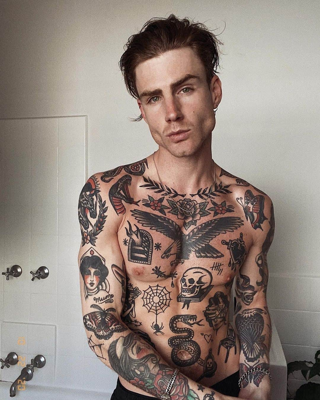 THOMAS DAVENPORTのインスタグラム：「haven’t been tattooed in over 18 months 👀」