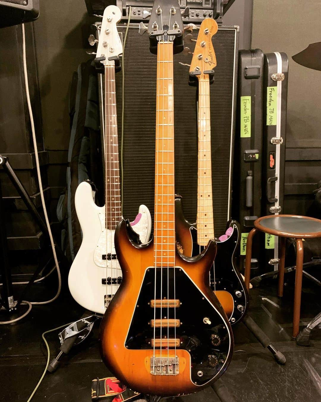 辻怜次のインスタグラム：「1️⃣Gibson '78 Grabber-3 2️⃣Freedom C.G.R. Retrospective JB 3️⃣Fender '75 Precision Bass  今日はリハーサルに、ついに調整中のG-3を持って行ってみました。 音はドスッと重心が低くていかにもGibsonって音がして良い感じ。  けど、自宅で調整をしていたらサーキットなどは問題なさそうだったのに、肝心のブリッジが大きく破損していることが判明。 応急処置でFenderタイプのリプレイスメントパーツであるKTS製チタンブリッジが余ってたのでとりあえず乗せてみました。 これは果たして修理パーツとかあるんだろうか…  G-3の完全復活への道のりはまだまだ長そうです。  #Bentham #bass #bassist #bassplayer  #bassguitar #electricbass #bassgram #bassporn #vintagebass #vintagegibson #vintagegibsonbass #gibson #grabber #grabber3 #g3 #freedomcgr #jb #jazzbass #fender #pb #pbass #precisionbass #fenderbass #fenderprecision #vintagefender #とほほ」