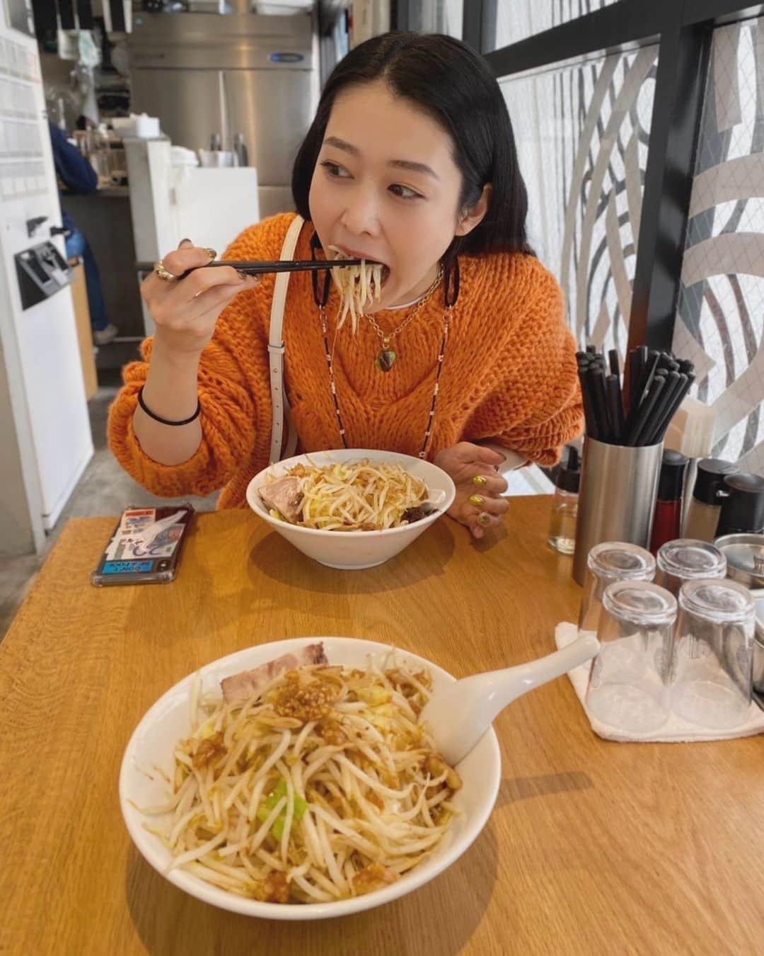 Karunaさんのインスタグラム写真 - (KarunaInstagram)「🍜🦖 食事中はマスクストラップをくるりん！ そうすると邪魔にならないし汚れない◎ 食べる時お口が本当に大きいのよねぇ〜。 #彼女デートなう には使えない代物だww #去年の写真 #怪獣かるるん #ハラヘッタ #マスクストラップ @threesisters_tokyo」2月26日 0時07分 - karuna0520