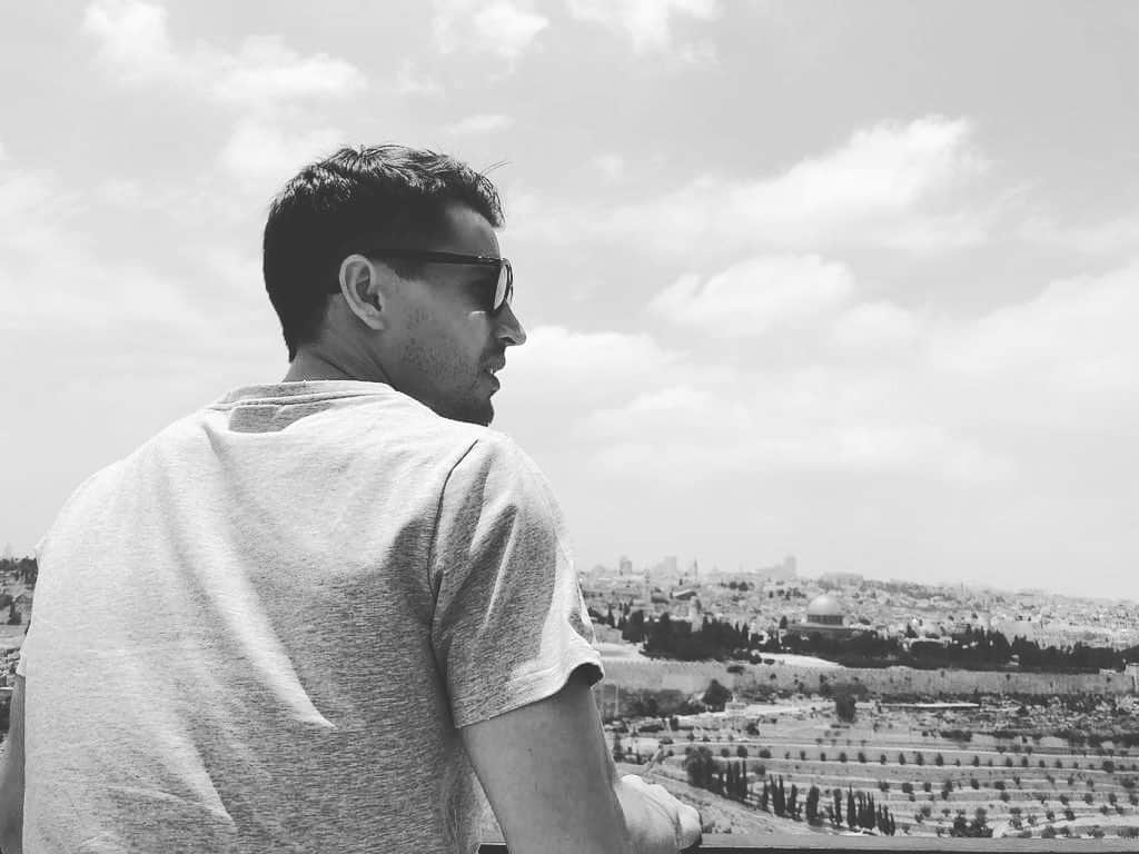 ボージャン・クルキッチのインスタグラム：「¿Te imaginas ver la vida en BLANCO y NEGRO? ⚫️⚪️ Por supuesto me uno al reto para aportar mi granito de arena y dar a conocer alguna de las muchas enfermedades raras, como la acromatopsia congénita, para que sean más visibles e investigadas.   ¿Quién más se anima a ayudar? Es muy fácil. 👇🏻👇🏻👇🏻  - Sube una foto en B/N ⚫️⚪️ - Con gafas de sol 😎  - Usa los hashtags #acromates #acromatopsia   Thanks for the nomination, @ibaigomez! Of course I’ll join the challenge and do my bit to raise awareness about one of the many rare illnesses, such as congenital achromatopsia, to make them more visible and better researched.  Who else is up for getting involved? It’s really easy 👇🏻👇🏻👇🏻  - Upload a photo in black and white ⚫⚪ - With you wearing sunglasses 😎  - Use the hashtags #acromates #acromatopsia」