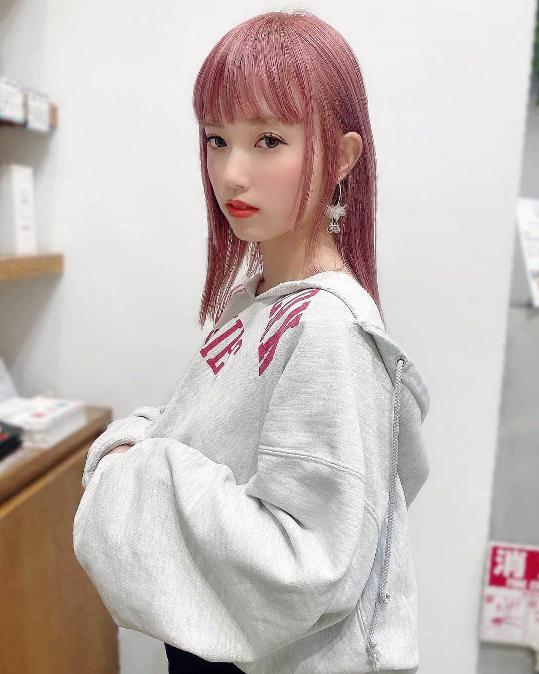 のインスタグラム：「. ぴんく💗💗💗 まだ色落ちてないのに行ったら みんなにもう行くの？ってゆわれたwww 明日撮影だからネイルと髪の毛やっときたかったんだよおおお😂 . . 中園休みなのにありがとうね😭🙏 @kahonakazono  . . . . . . . . . . . . . . . . . . #エンタメ活動を止めない #アジア一のエンターテインメント #burlesque#burlesque lesquetokyo#バーレスク東京#ダンサー#透明少女#model#hairmake#makeup#love#ootd#fashion#instagood#instalike#instafashion#tokyo#white #오오티디‭#셀카#메이크업#머리스타그램 #お洒落さんと繋がりたい#カメラ好きな人と繋がりたい#モデル#東京」