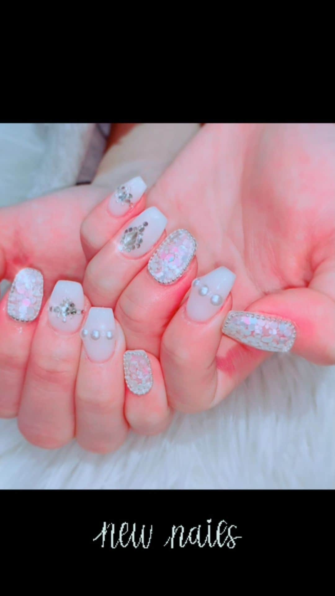 のインスタグラム：「new nails💗 . #ネイル#ネイルデザイン#パールネイル#キラキラネイル#ホワイトネイル #nails#nailart」