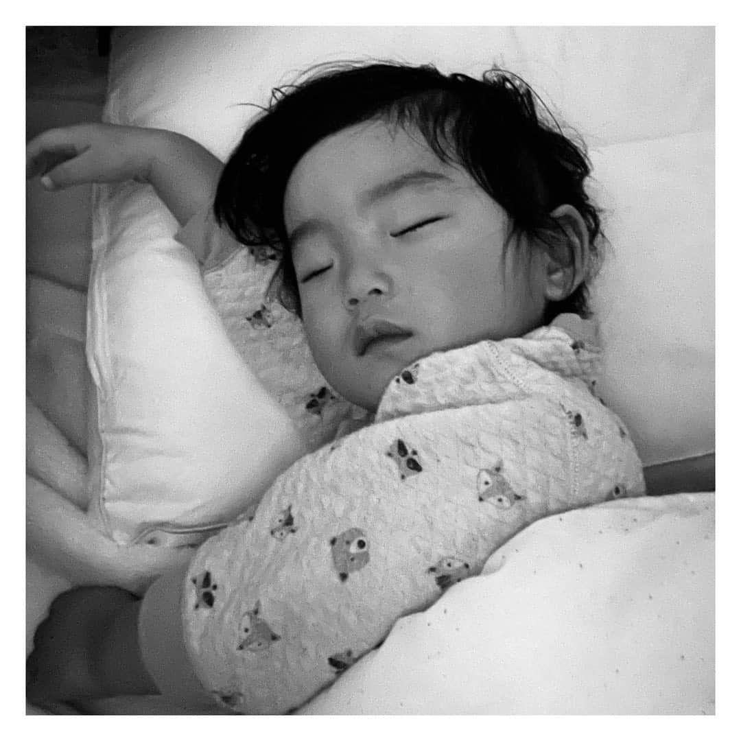 柏木作夢さんのインスタグラム写真 - (柏木作夢Instagram)「「シェー」  #おやすみ#シェー#イヤミ#おそ松くん#おそ松さん#寝顔#すやすや#こどものいる暮らし #子供のいる暮らし #息子 #息子ラブ」2月26日 0時11分 - samukashiwagi