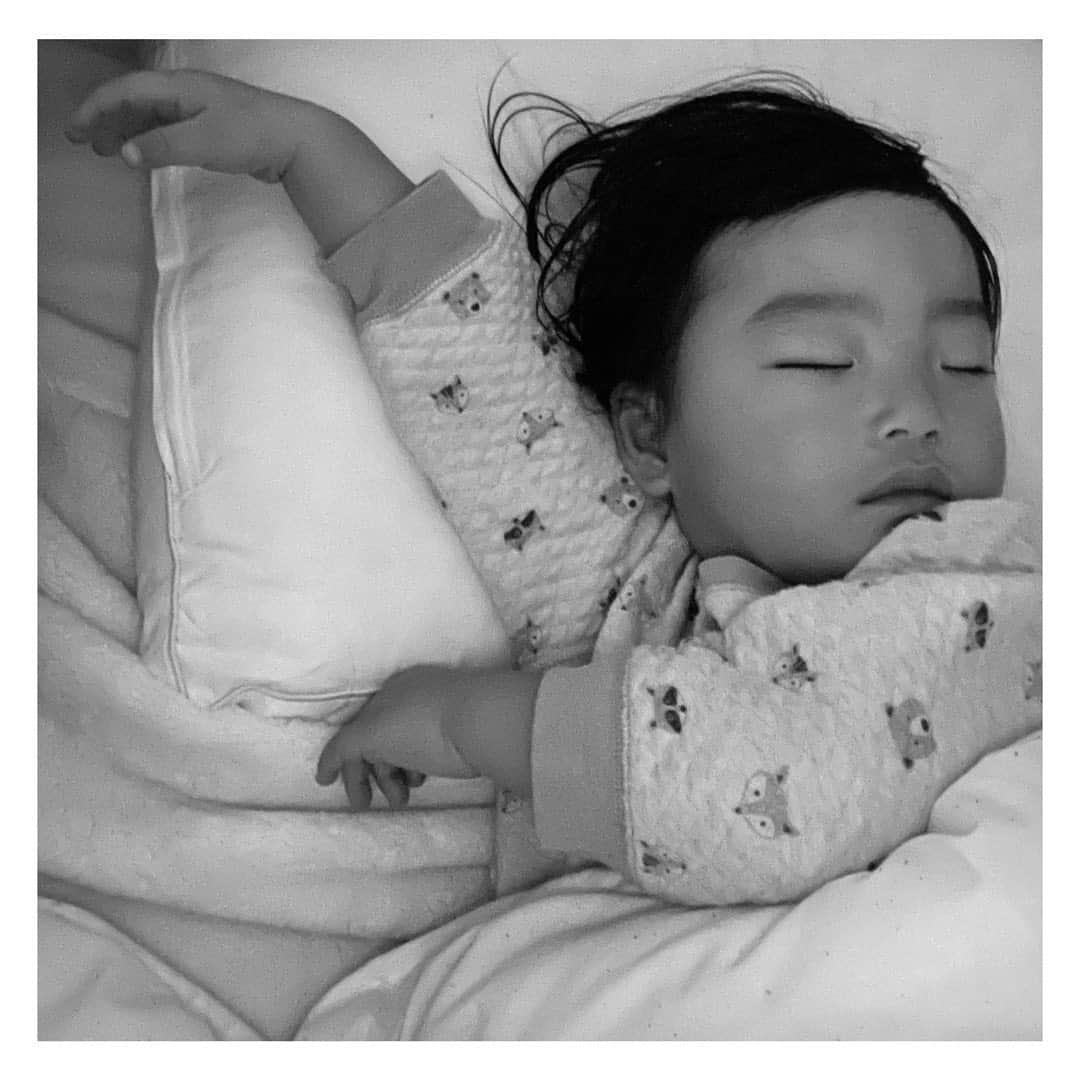柏木作夢さんのインスタグラム写真 - (柏木作夢Instagram)「「シェー」  #おやすみ#シェー#イヤミ#おそ松くん#おそ松さん#寝顔#すやすや#こどものいる暮らし #子供のいる暮らし #息子 #息子ラブ」2月26日 0時11分 - samukashiwagi