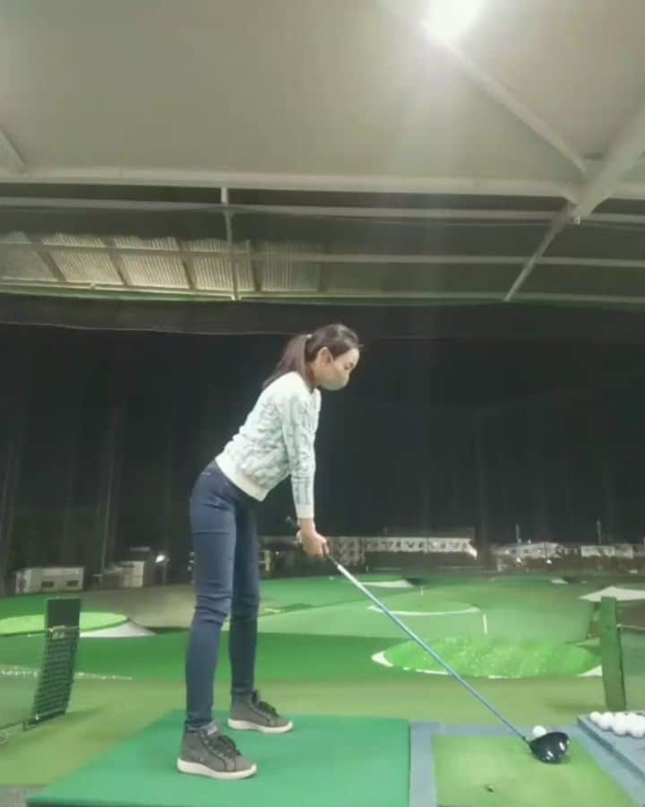 佐々木実季のインスタグラム：「1w⛳しっくりこない🤔 練習ではフィニッシュ5秒キープしたくて、フラフラでなんとか耐えて謎なステップ😅もっと腕を前に押し出す感覚を身に付けたい🏌️練習あるのみ！ #夜練 #練習⛳ #打ちっぱなし #ゴルフ #JGR #ブリヂストンゴルフ #ドライバー #フィッチェゴルフ #1w #ゴルフ女子 #⛳ #🏌 #ゴルフ大好き #ゴルフ上手くなりたい #ゴルフ好きな人と繋がりたい #ゴルフ女子と繋がりたい #フィニッシュ5秒 #フィニッシュふらふら #謎ステップ #ficcegolf #golf #lovegolf」