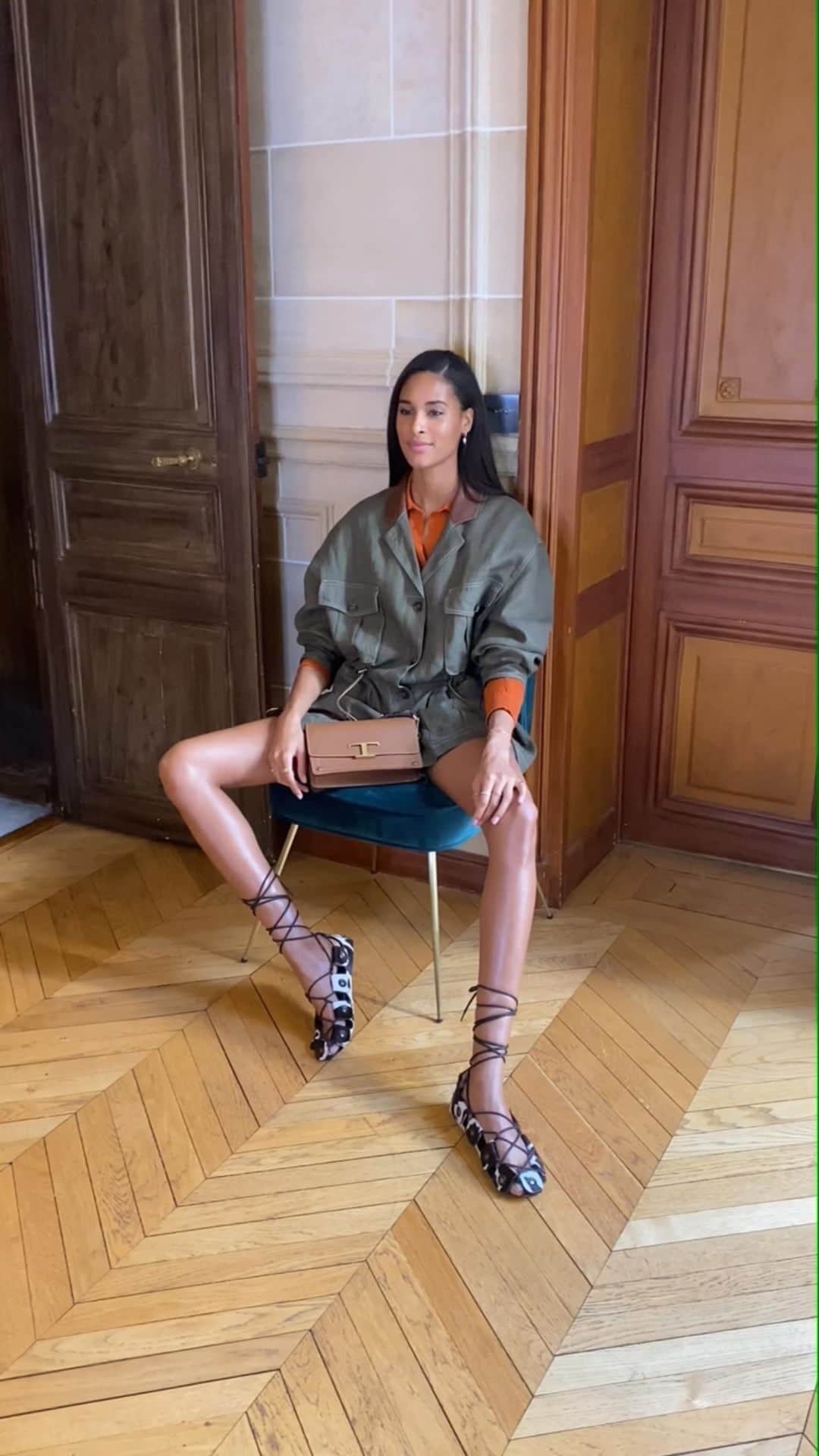 シンディ・ブルーナのインスタグラム：「Look at my new accessory! It’s #TodsInAMomenT invitation! Watch the live with me @tods this Friday at 3 PM CET  #TodsFW21 #Tods by @walterchiapponi  #ad」