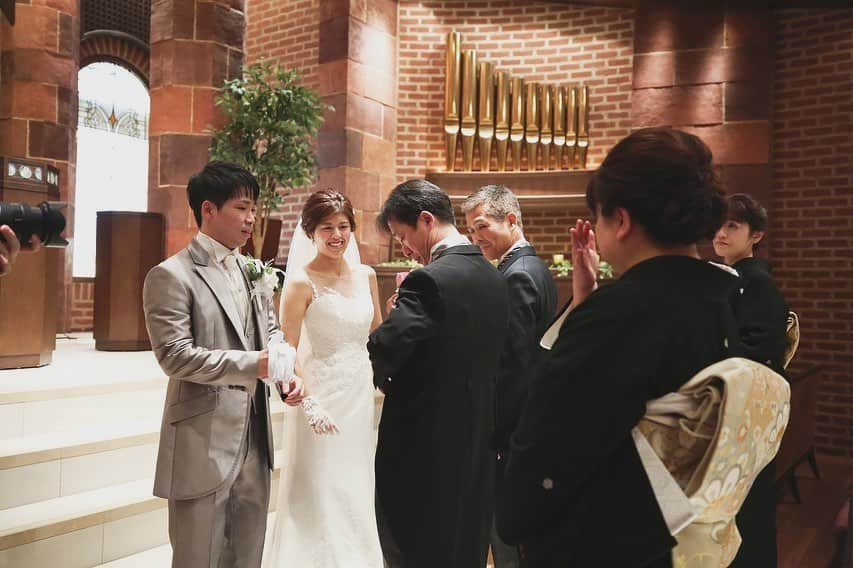 フォーチュン イン ザ テラス ≪新潟県新潟市：結婚式場≫さんのインスタグラム写真 - (フォーチュン イン ザ テラス ≪新潟県新潟市：結婚式場≫Instagram)「ペアレントタイム﻿ ﻿ 結婚式だから伝えたい想い﻿ 結婚式だからこそ伝えられる想い﻿ ﻿ 少し照れながらも"ありがとう"と。﻿ ﻿ 親御様も思わず涙が溢れます﻿ ------------------------------------------﻿ ↓今週末のブライダルフェア↓﻿ ご来館で最大1万円分ギフトカードのプレゼントや﻿ 衣装プレゼントまで盛り沢山！﻿ ﻿ 詳細はプロフィールより公式HPをご覧ください。﻿ @fortune_wedding﻿ ﻿ https://fortune-in-the-terrace.fuwel.wedding/fair/﻿ ﻿ ﻿ #新潟 #新潟市#新潟花嫁#フォーチュンインザテラス ﻿ #フォーチュン #fortuneintheterrace﻿ #結婚式 #結婚式場 #ウエディング﻿ #いいね婚 #結婚式準備 #ウエディングレポ ﻿ #2020春婚 #2020夏婚 #2020秋婚 #2020冬婚 ﻿ #プレ花嫁 #卒花嫁 #新潟花嫁さんと繋がりたい﻿ #全国のプレ花嫁さん繋がりたい﻿ #日本中の花嫁さんと繋がりたい﻿ #wedding#結婚式のチカラ﻿ #ゼクシィ#みんなのウェディング﻿ #ウェディングパーク#ウェルカムスペース﻿ #オリジナルウェディング#学校前撮り」2月26日 0時16分 - fortune_wedding