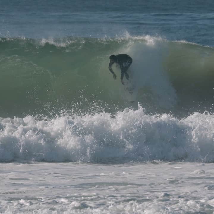 Surf Magazineのインスタグラム：「"Cute little barrel. Oh nice, a second! Wait, he's not actually gonna go for three, is he? Is he?!"  Our actual thoughts when first watching this @marcogiorgisurf wave. Video: @brunozanin_」