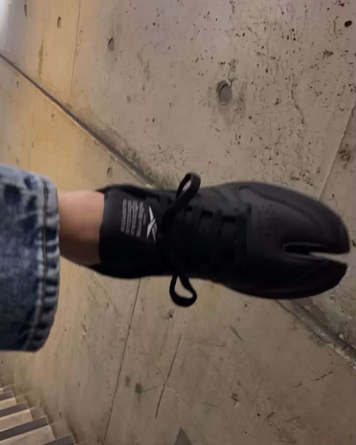 のインスタグラム：「【Reebok×Maison Margiela】コラボレーションの新たなチャプターが今、始動する。>>> @reebok @maisonmargiela   リーボックの定番モデル「クラシックレザー」をベースに、つま先にメゾン マルジェラの「タビ」のフォルムを取り入れた、新たなコラボレーションが実現。機能性とファッション性のそれぞれを代表する２つのヘリテージが融合されて、まったく新しいスニーカーへと生まれ変わった。ホワイトとブラックの、クラシカルな2色展開。  ✔️Project 0 CL Cassic Leather Tabi (black / white) ¥32,000 + Tax  @restirofficial  RESTIR.com RESTIR STYLISTS APP RESTIR BOUTIQUE   #restir #リステア #reebok #maisonmargiela #reebokmaisonmargiela #reebokxmaisonmargiela #マルジェラ #sneaker #スニーカー」