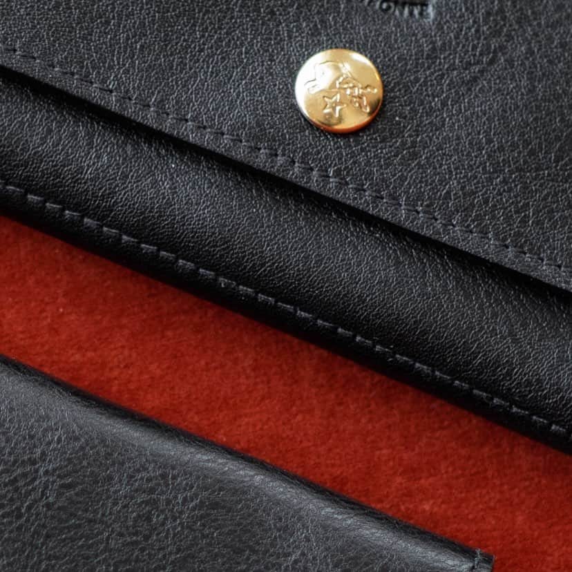 イルビゾンテのインスタグラム：「Black color and essential design are always a good idea, don’t you think? Plus.. in less than a month it will be daddy’s day: surprise your man with a special one. You can’t go wrong with Il Bisonte 🖤 #ilbisonte #madeinitaly #cowhideleather #leathergoods #sustainability」