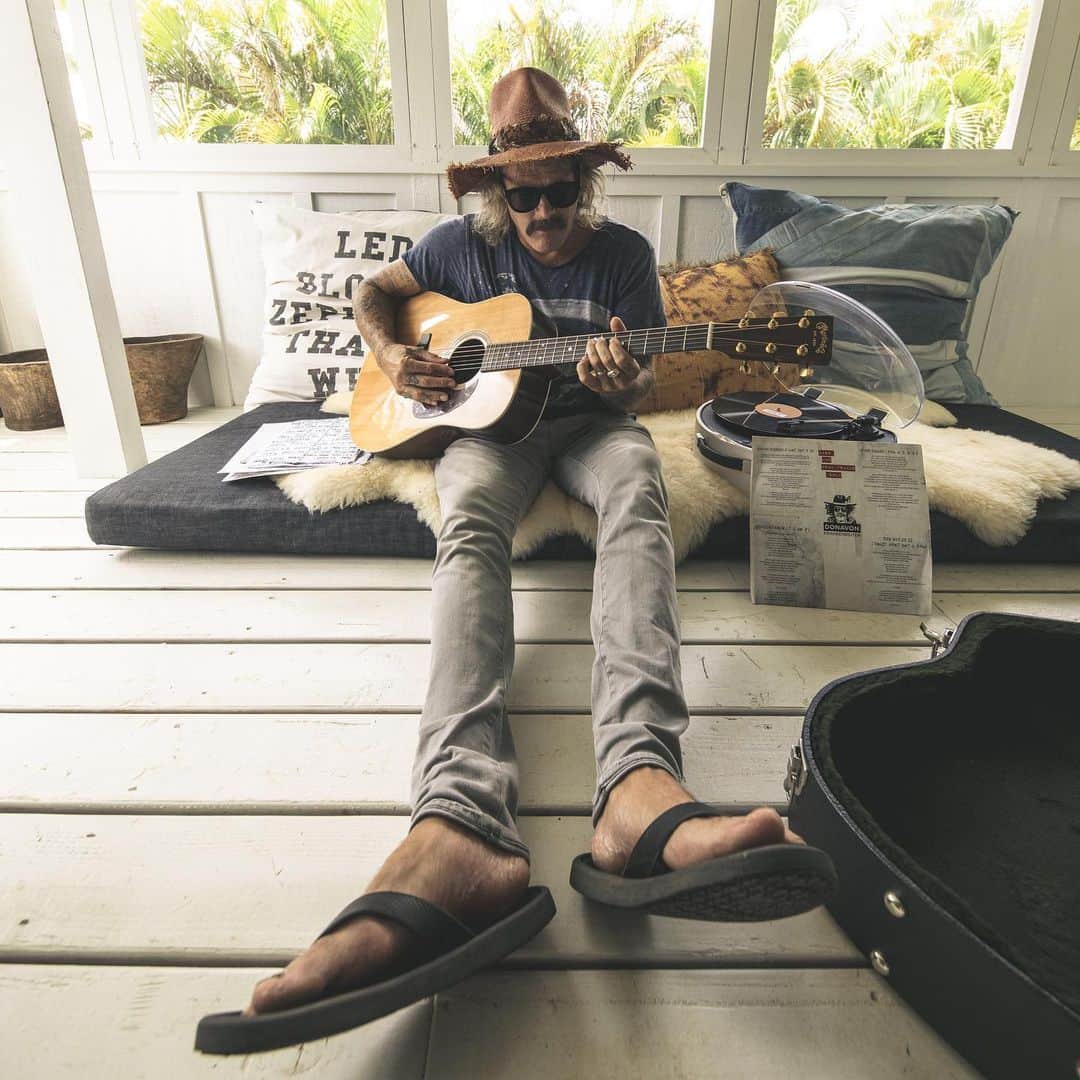 サヌークのインスタグラム：「Clean out your ears and get ready to win a LIVE virtual concert experience on March 7 with @donavon_frankenreiter 🎸🎶🌈🌊🌞⚡️🏄🏻‍♀️✨❤️🌜  HOW TO ENTER 🌊Follow @Sanuk + @donavon_frankenreiter 🌊Tag a friend in the comments below and tell us your favorite Donny jam  We'll select 10 entries to score general admission tix and 1 lucky winner to win a 🤩VIP experience🤩.   THE SHOW 🌊A Love Letter from Hawaii presented by @nocapshows  🌊Donavon.nocapshows.com 🌊 March 7, 2020  Contest ends March 5 at 11:59pm PST. Winners contacted and awarded March 6.」
