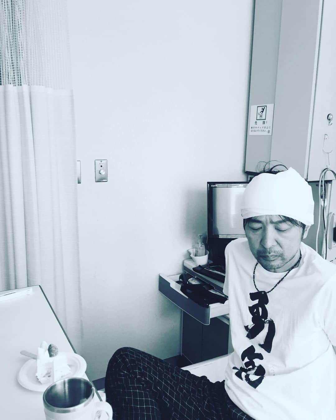 徳永英明のインスタグラム：「#hideaki_tokunaga_official #徳永英明#55歳#病院  もう5年前  2月27日 誕生日 スタッフと家族に祝ってもらった  ありがたいです」