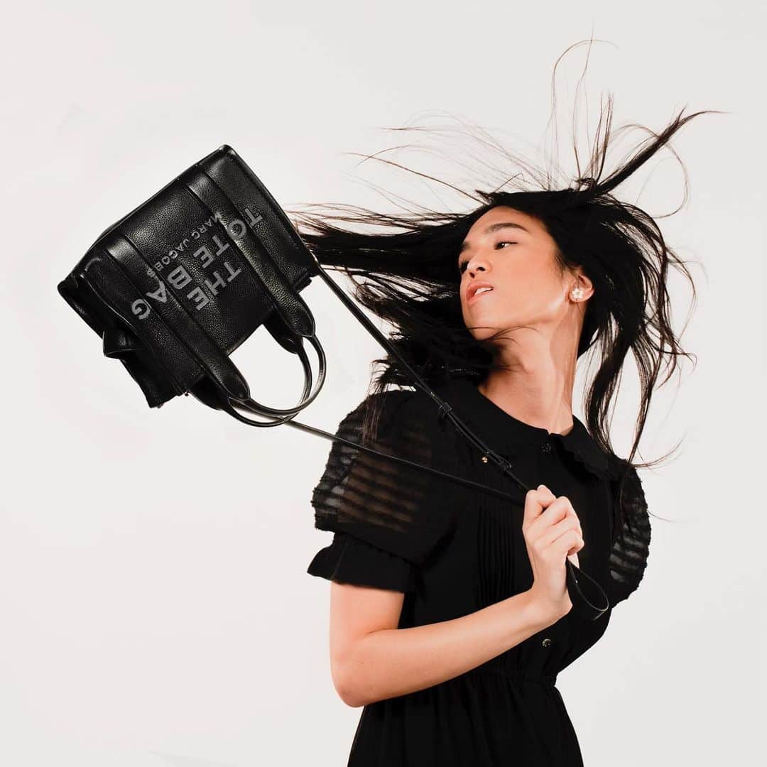 Marc Jacobsのインスタグラム：「Dara with THE LEATHER MINI TRAVELER TOTE.  Photographed by @CruzCValdez Styled by @Clare_Byrne  January 30, 2021 in New York City.」