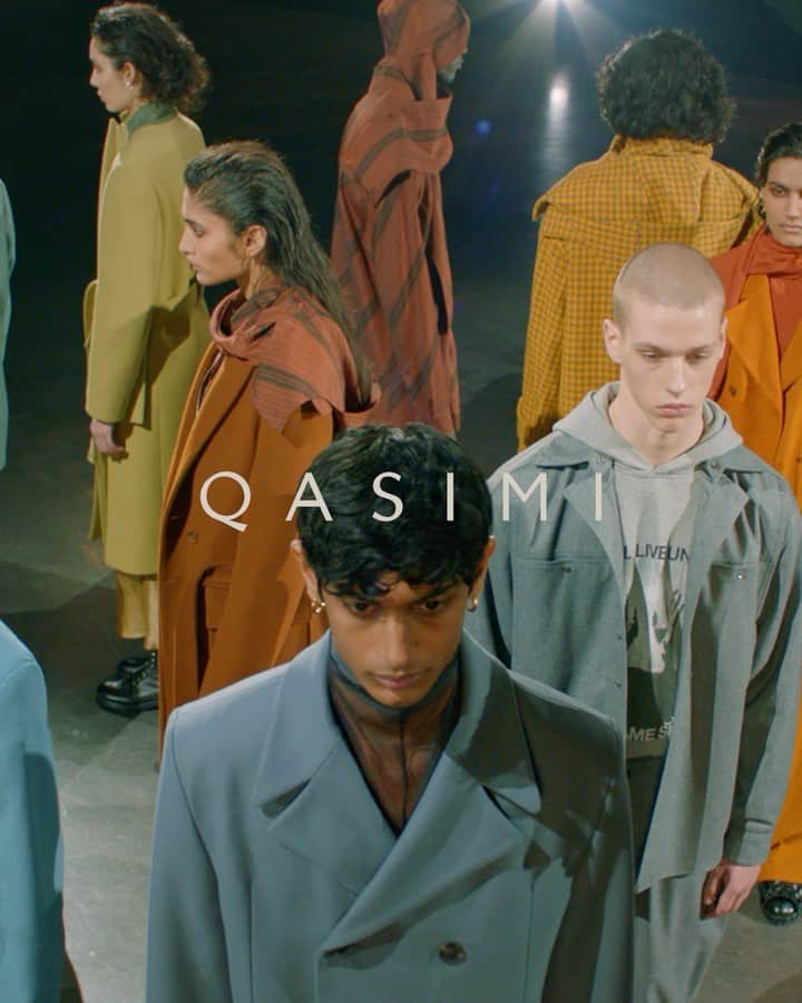 カシミ オムのインスタグラム：「AW21  Creative director @hooralq  Stylist @raphaelhirsch  Choreographer @bakanipickupcompany  Music @visionist__  Vidéo direction & production @studiopremices  Art director @nicolas_santos  #aw21qasimi #menswear #womenswear」