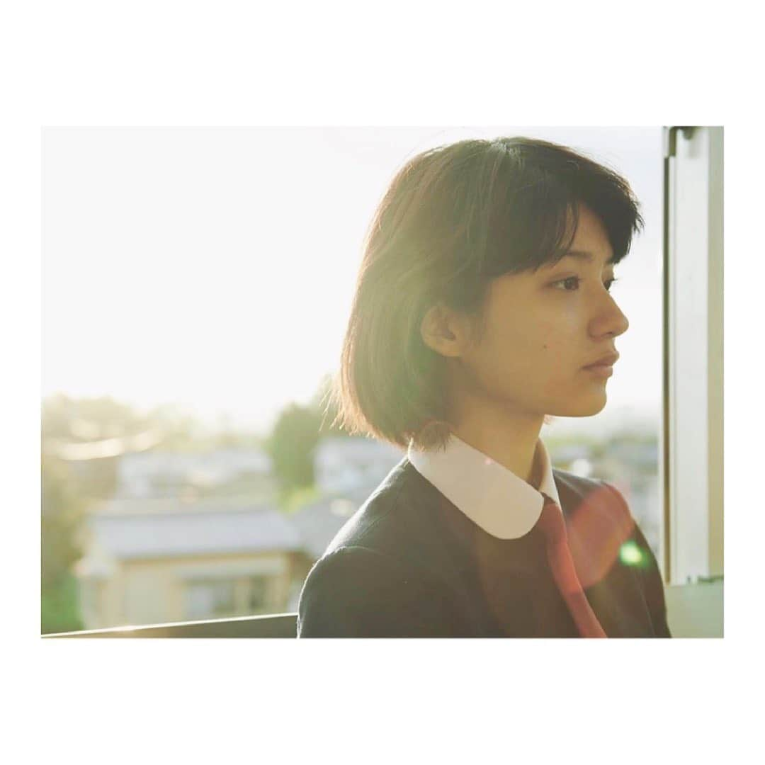 シナダユイさんのインスタグラム写真 - (シナダユイInstagram)「このジャケットを着た監督の姿を一目テレビで見た時に衝撃がはしり...⚡️こんな歳の重ね方したい！美しいぃぃ😍と、そこから急に#河瀨直美監督 の作品を観出してます。 * 先日 @asagakuru.movie を都内の船堀まで観に行ったのですが...作品の描写も美しくて、あぁ女性には女性の感性があって表現の柔らかさ、繊細さに心地よくなってしまいました♨️🌸🌸🌸 特に#蒔田彩珠 さんの青春シーン... 良かったなぁ🍃👌☀️ * 素敵な日本映画を観てしばらく余韻に浸ってます🥋🎬 * * #日本映画 #朝が来る #養子縁組制度  #アオハル #河瀬直美 #監督ファン #beautiful#japanesemovie #jbeauty#movie#filmmaker  #cinema#japonaise  #handsome#woman#naomikawase  #オリンピック映画#たのしみ〜 #お写真#オフィシャル#より#ご拝借」2月26日 0時41分 - yuis96