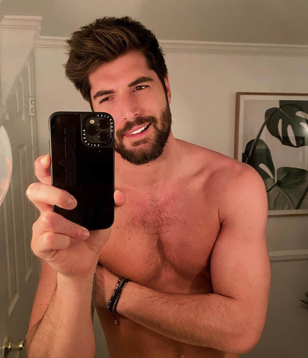ニック・ベイトマンのインスタグラム：「Good Morning 🌞 nothing like a douchey mirror selfie to start the day 🙌🏼」