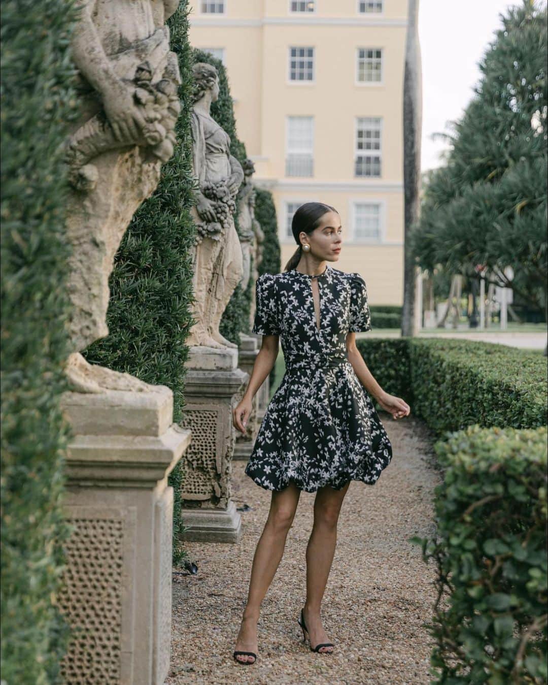 Monique Lhuillierのインスタグラム：「Tropical Dreams 🖤 #mlmoniquelhuillier」