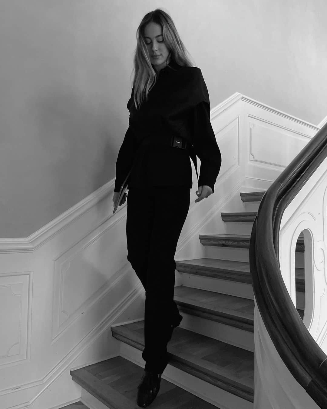 Mathilde Goehlerのインスタグラム：「On my way to my couch @prada 🖤 annonce.」