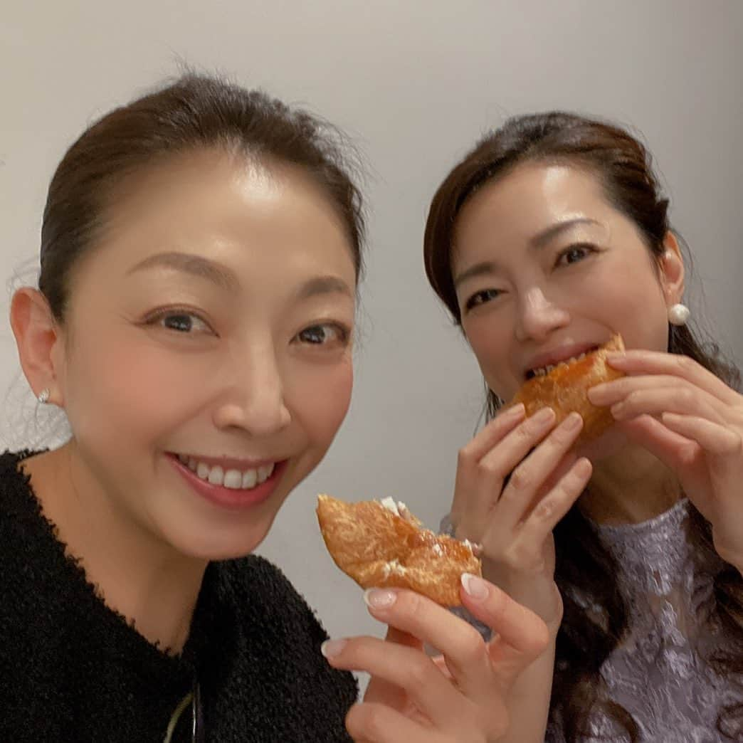 小柳津真由美さんのインスタグラム写真 - (小柳津真由美Instagram)「QVCの本番直前に差し入れのあんパンを頬張る(≧∀≦) 美味しくいただきました！  #本番直前！ #あんぱんに食らいつく #クリームと餡子最高の組み合わせ #ご馳走様でした #美肌菌コスメBIAID #クリームデビュー #小柳津真由美」2月26日 0時49分 - mayumioyaizu