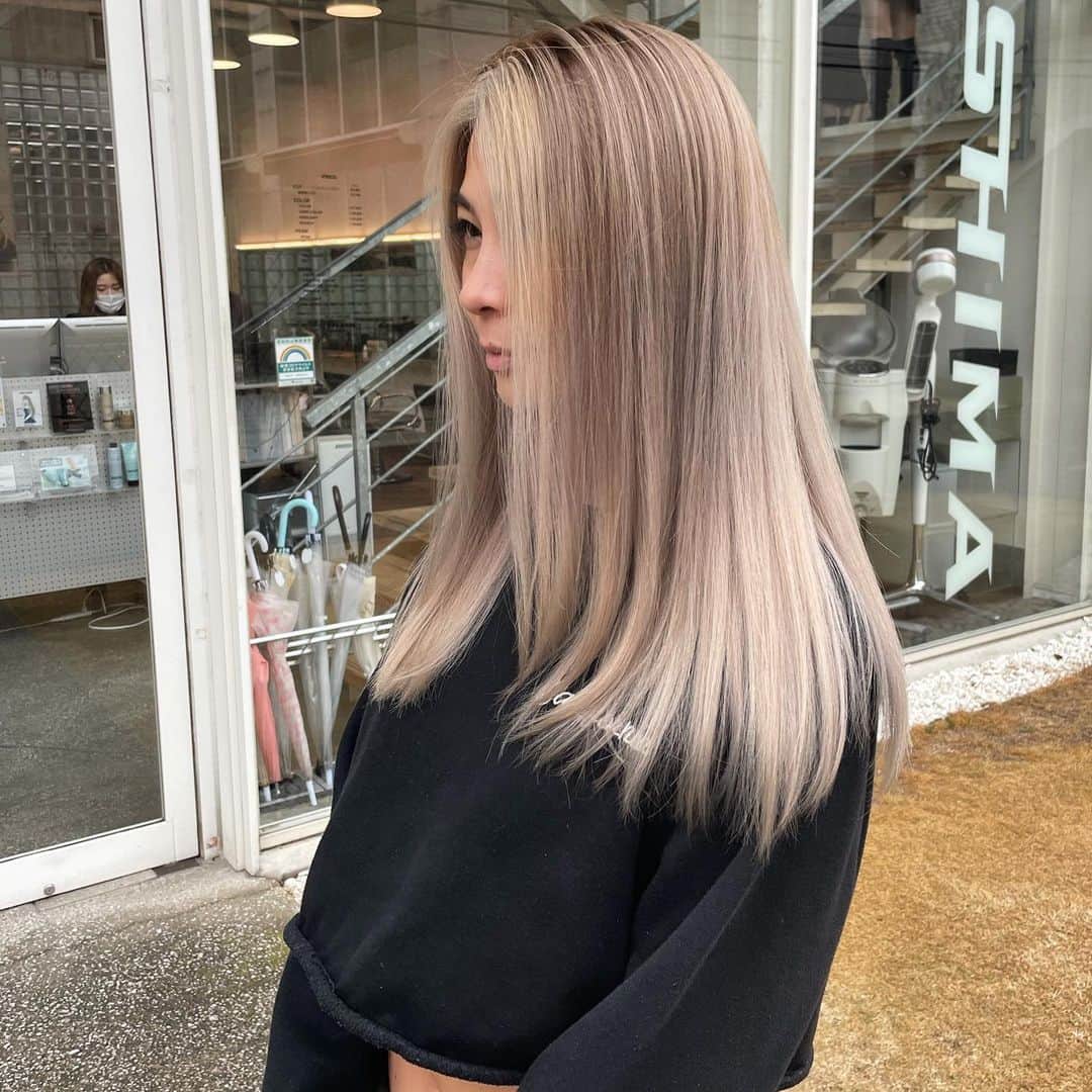 神能裕貴のインスタグラム：「🌫 Camel ash brown 🌫 キャメル色が海外ヘアーのNew trend!! 大人の色気とクールな魅力の中にも柔らかさが必要. 肌の色も艶っぽくなります💫 .  #effortlesscut#balayage#highlight#shadowroot#ombre #オンブレ#オンブレカラー#ハイライト#バレイライト#バレイヤージュ#海外ヘアー#リアル海外ヘアー#ラフカット#エフォートレスカット#ラフで適当がカッコいい#ラフで色気のあるヘアー#キャメルブラウン#SHIMA#色気#セクシー#sexy#ラフ#クール#髪型ではなく色気を買う時代」