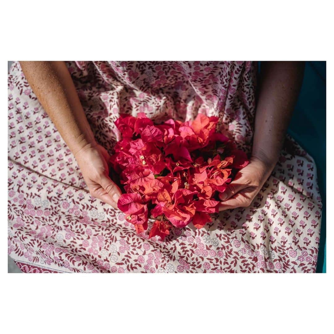 マッタのインスタグラム：「Enjoying our simple favorite moments 🌺⁠ ...seen here our Aisha Harini Dress in Shiraz⁠ Photo: @nomadicsonglines⁠ ~ link in bio for more ~」