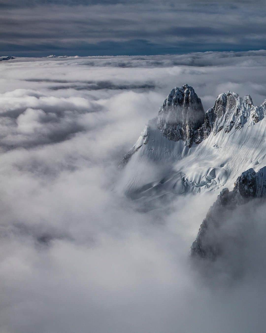 ジミー・チンのインスタグラム：「Howser Towers. So much climbing. So little time.   Bugaboos Provincial Park, British Columbia.  Prints available at link in bio.」